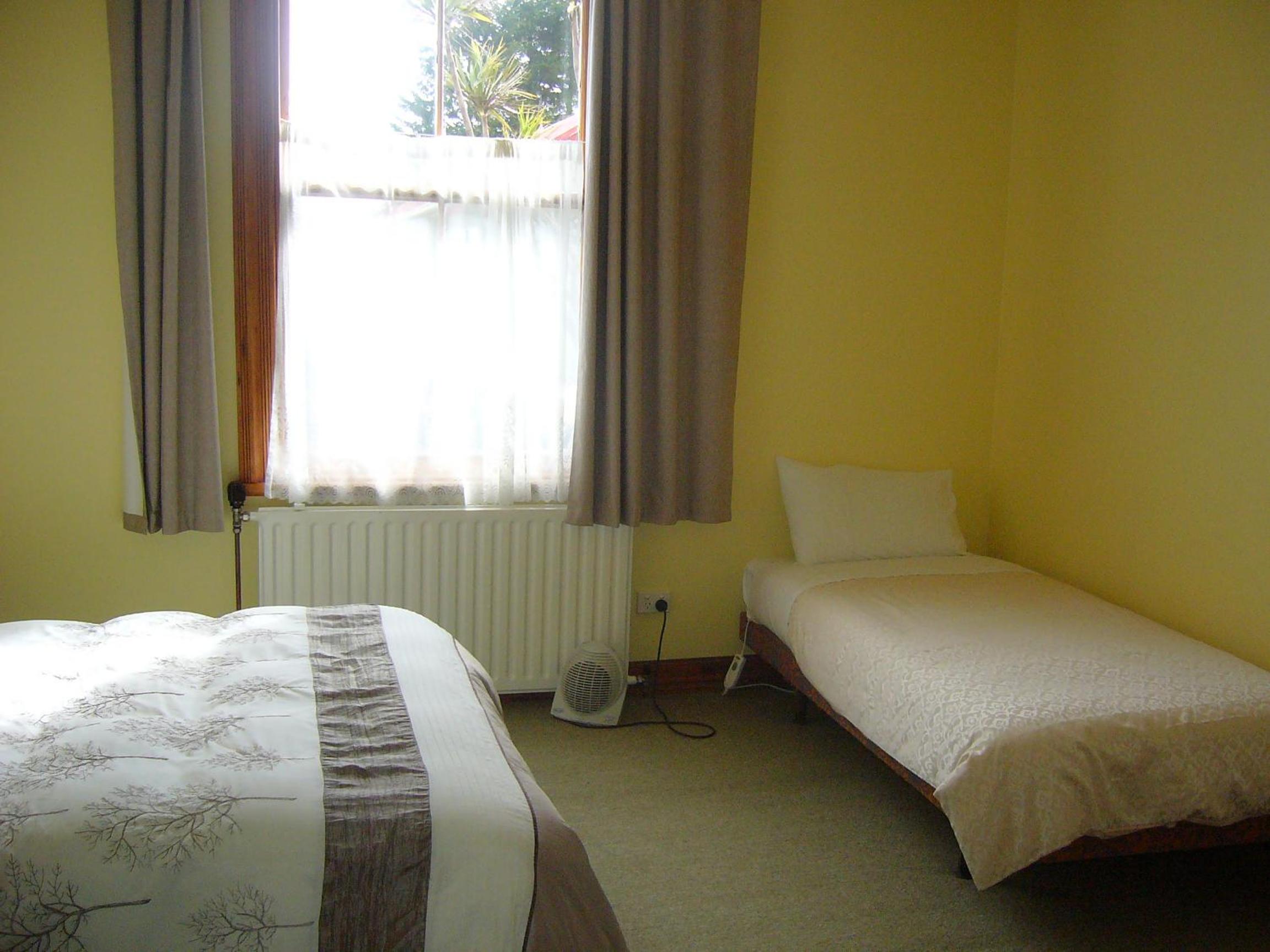 Twin Room with Shower - Photo 1