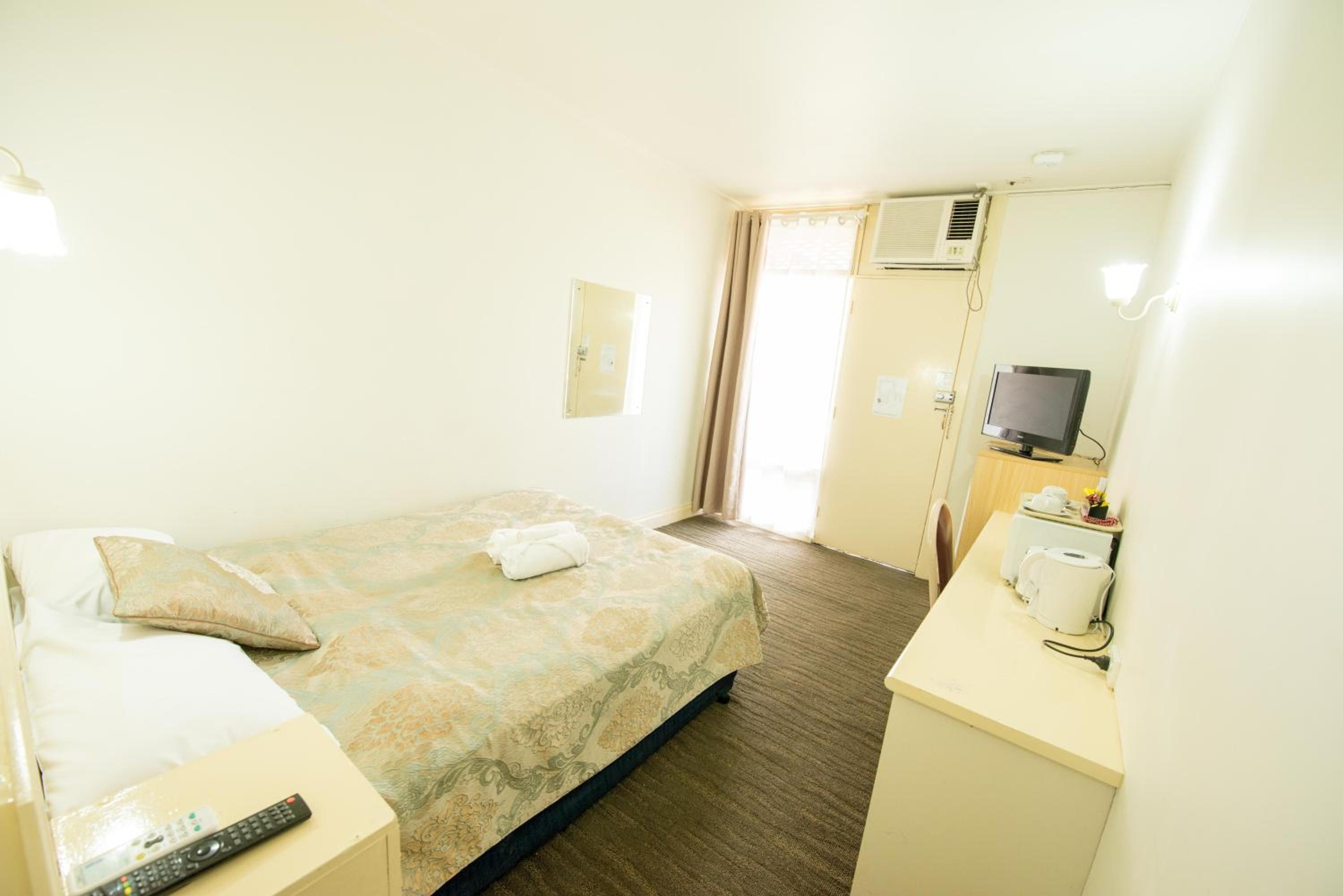 Economy Queen Room 2 Adults Only - Photo 1