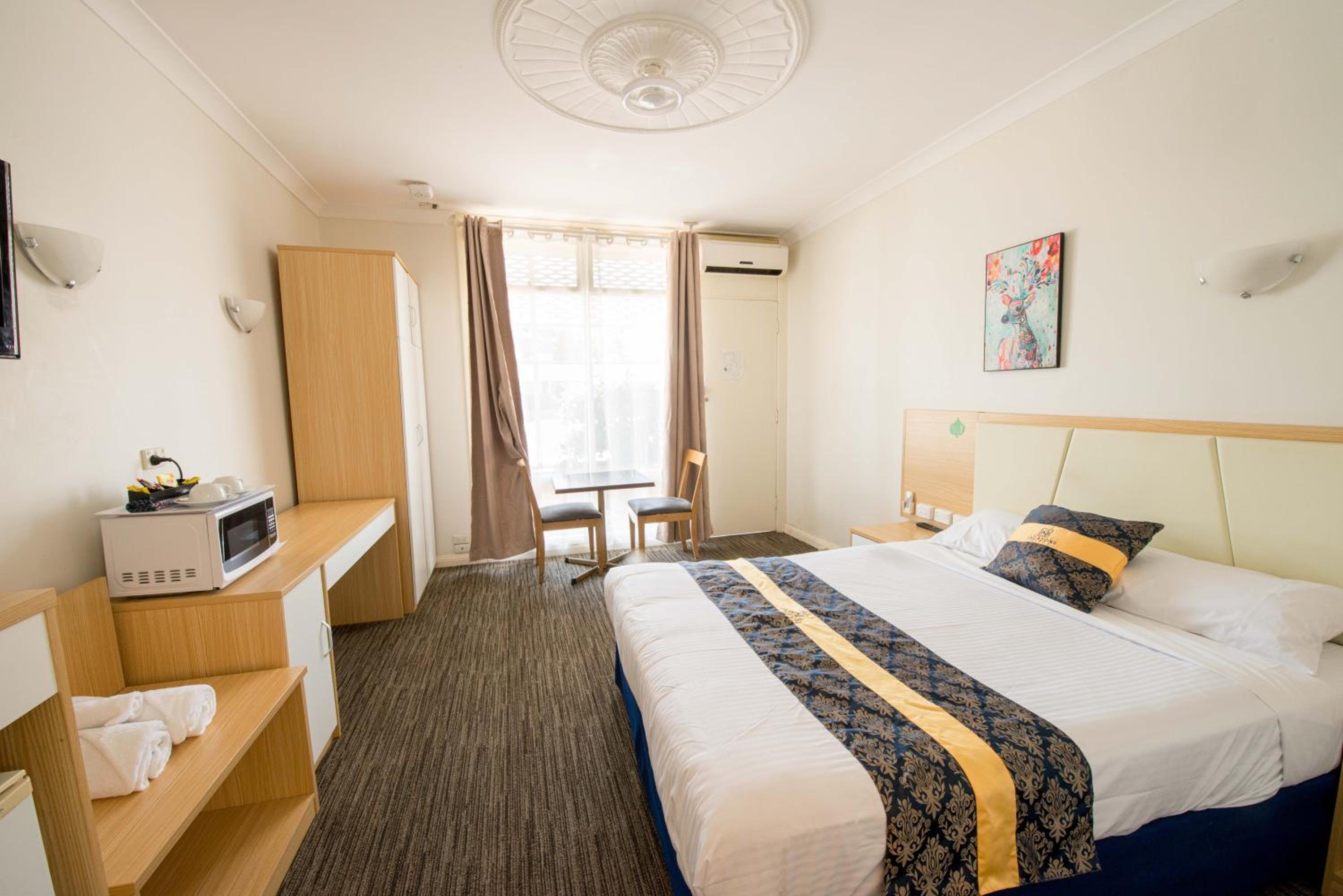 Deluxe Queen Spa Room - Photo 1