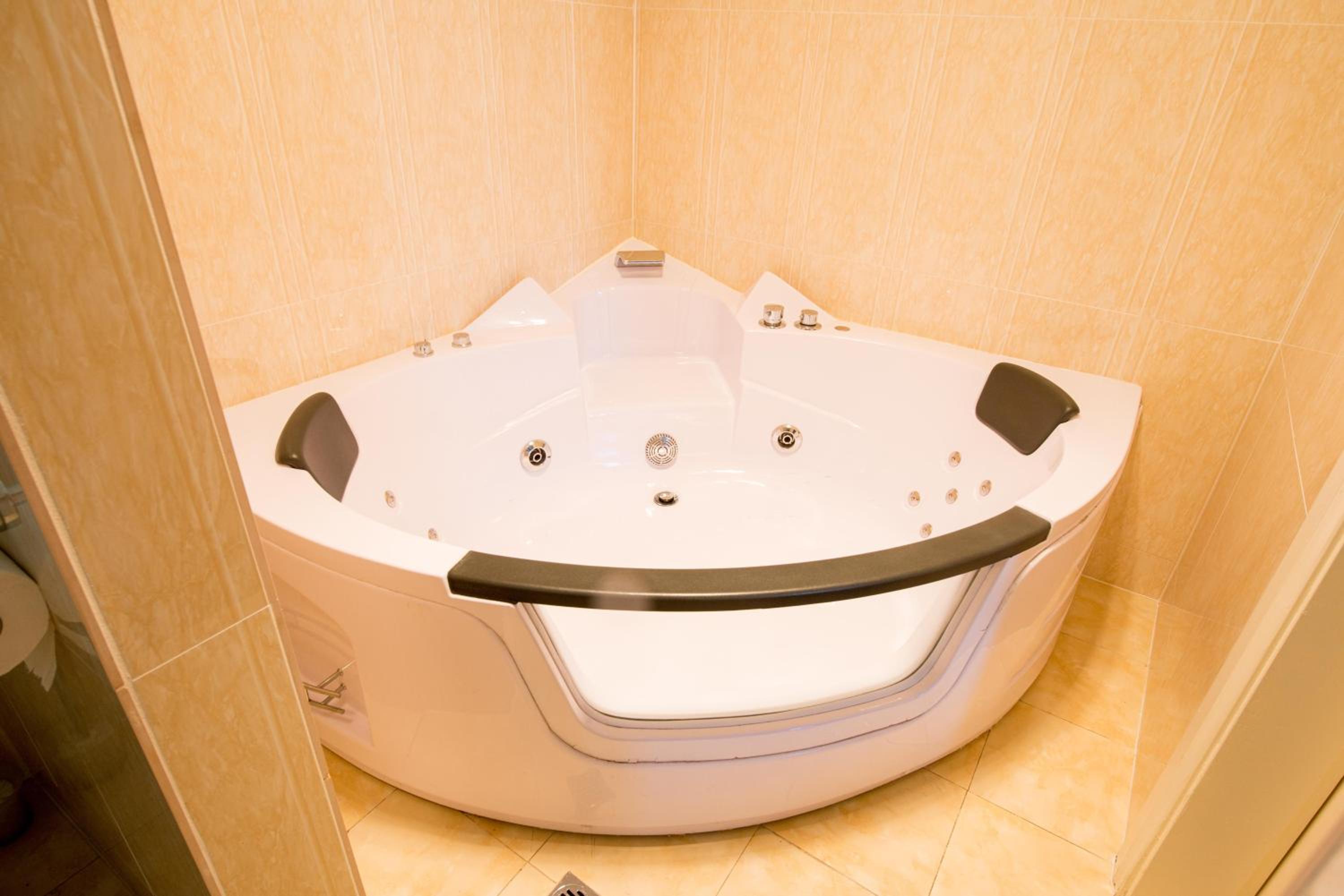 Deluxe Queen Spa Room - Photo 7
