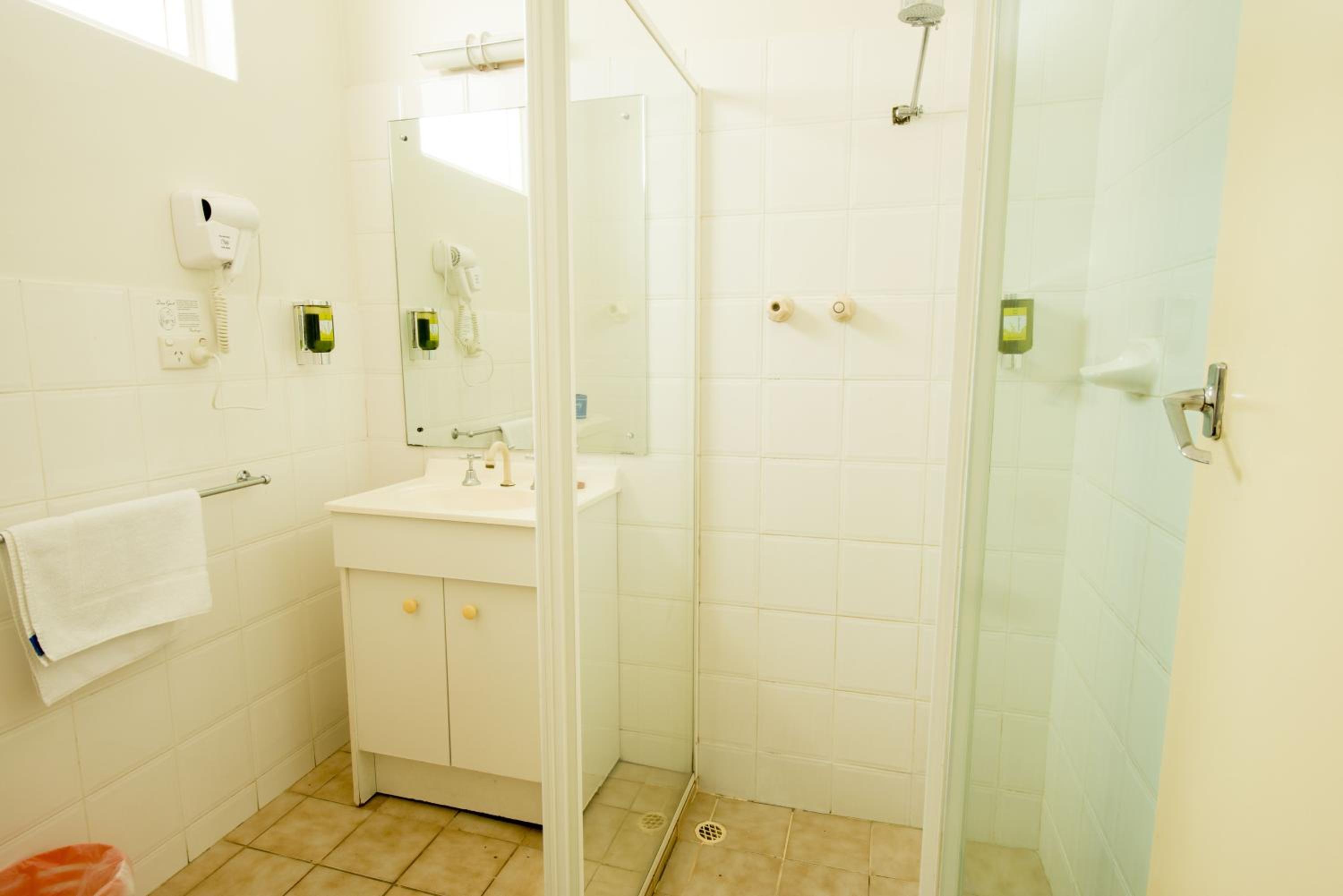 Standard Twin Room - Photo 8
