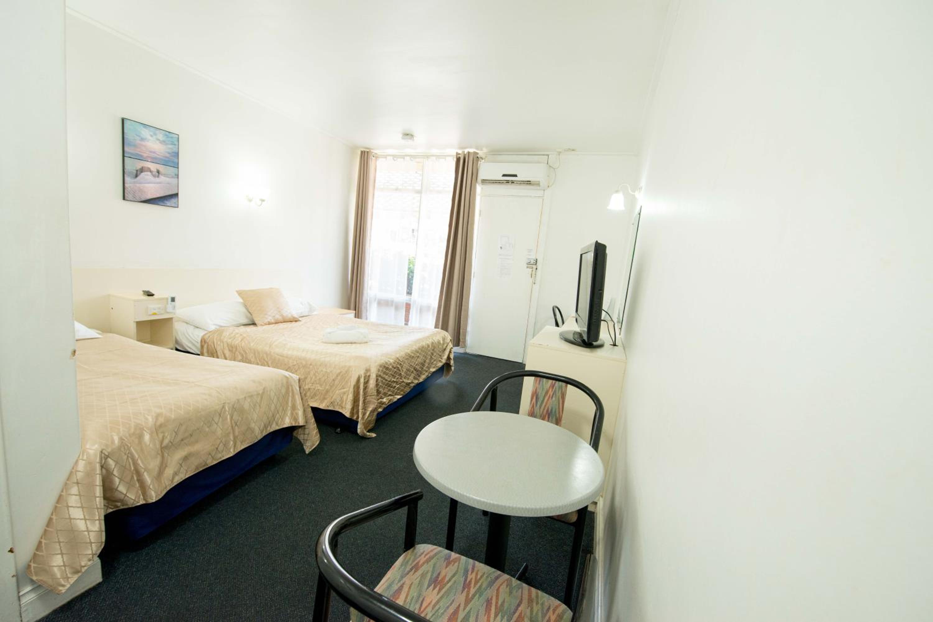 Standard Twin Room - Photo 3
