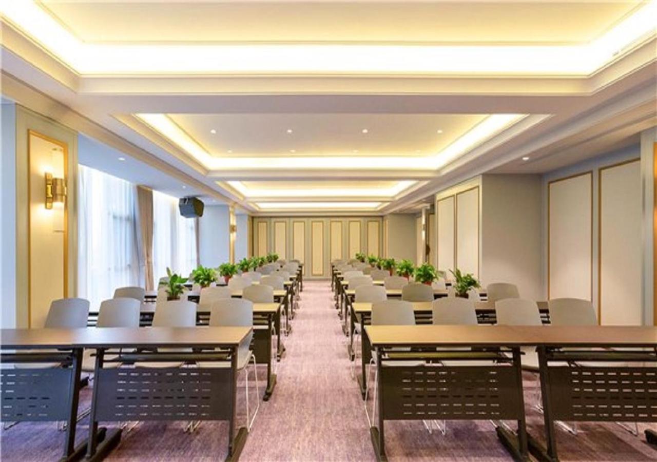 Deluxe King Room - Photo 5