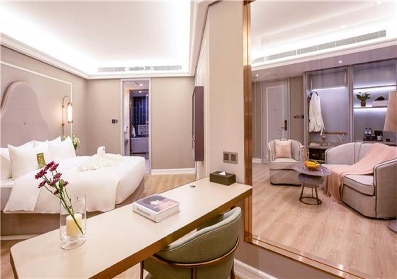 Deluxe King Room - Photo 3