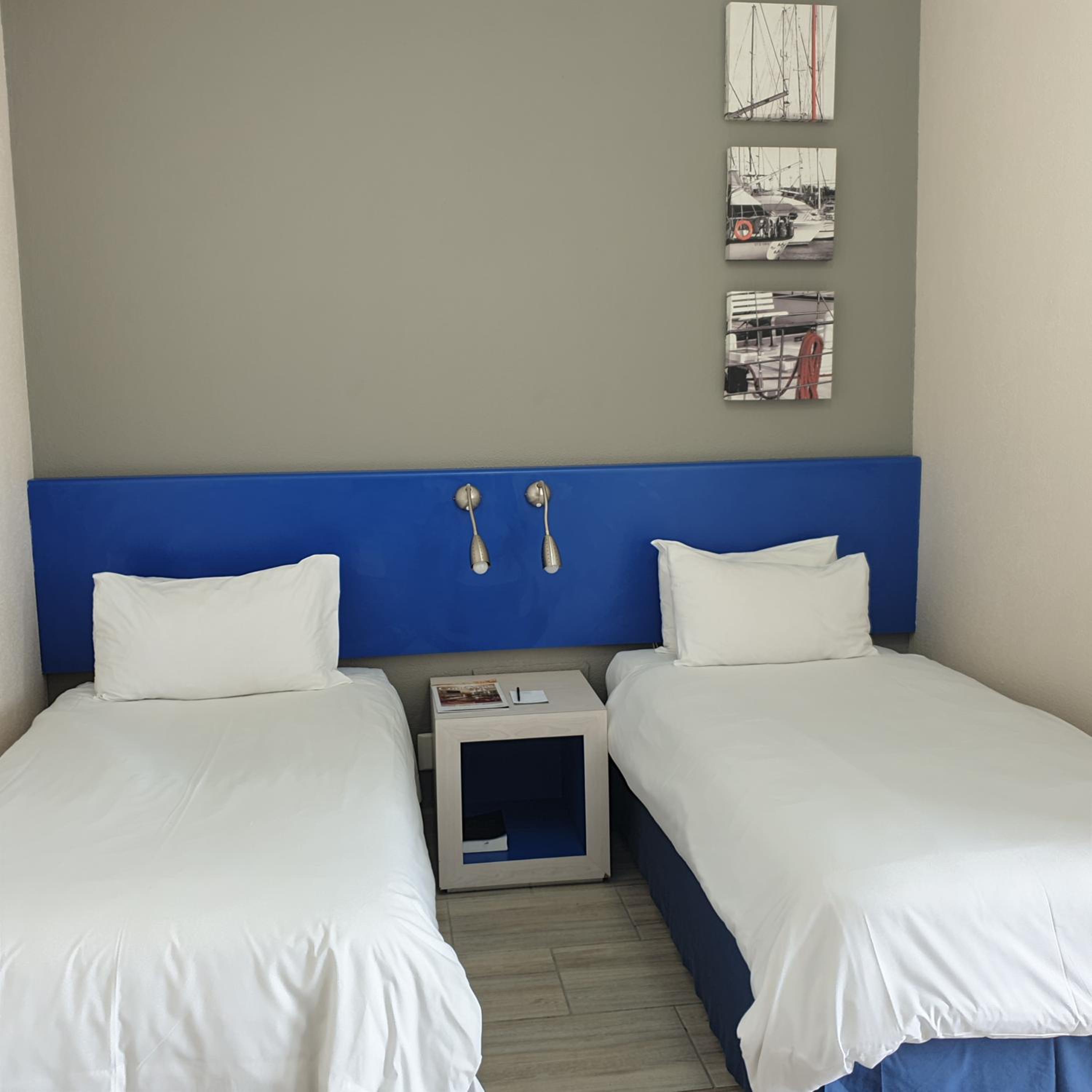 Standard Room with twin beds - Photo 6