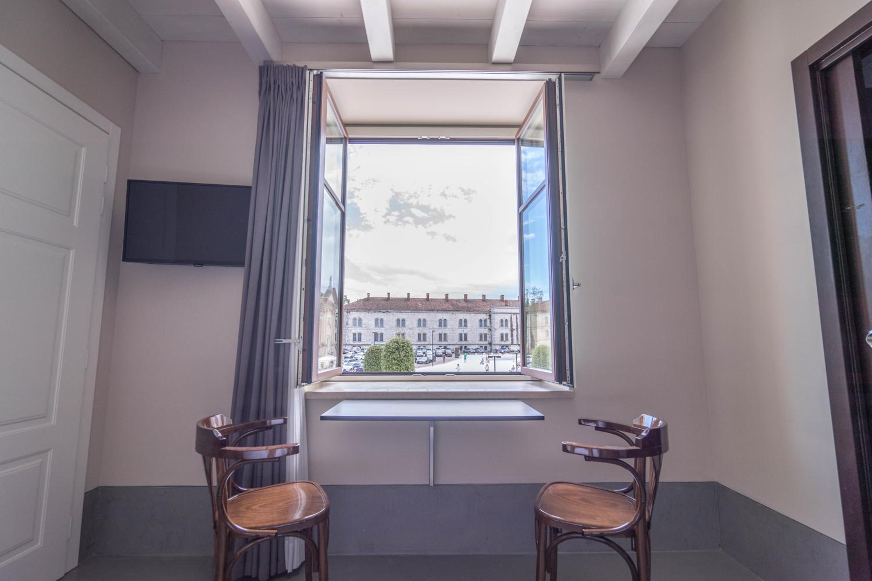 Studio with City View - Photo 4