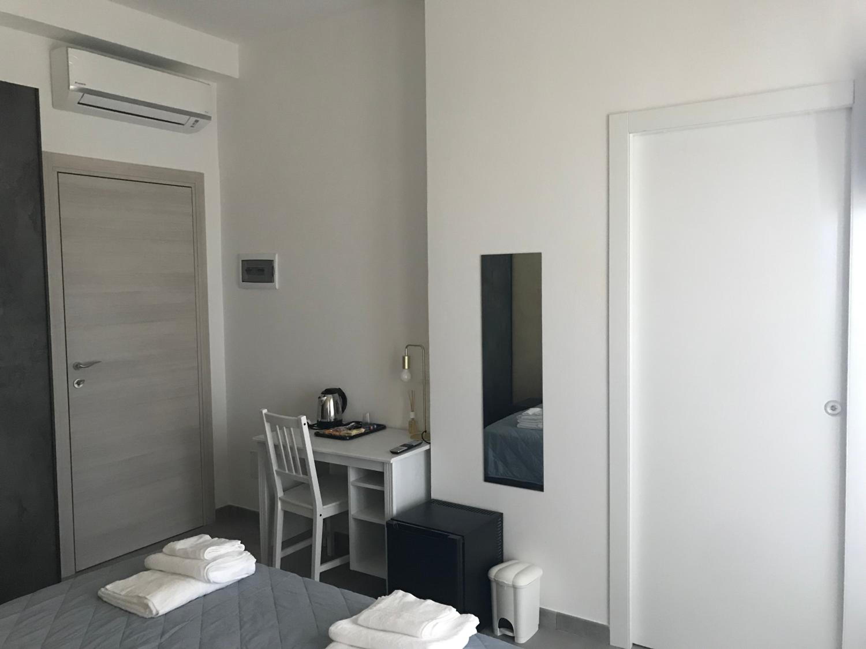 Double Room with Balcony - Photo 4