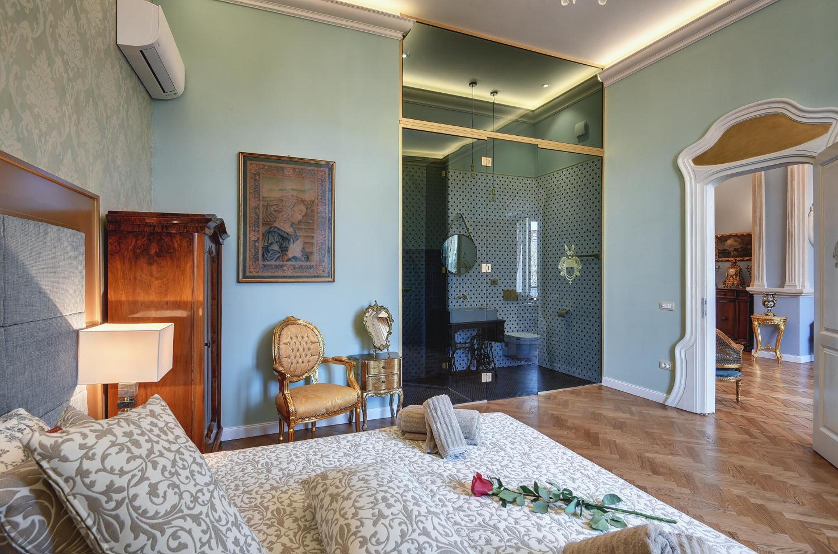 Luxury Apartment - Photo 11