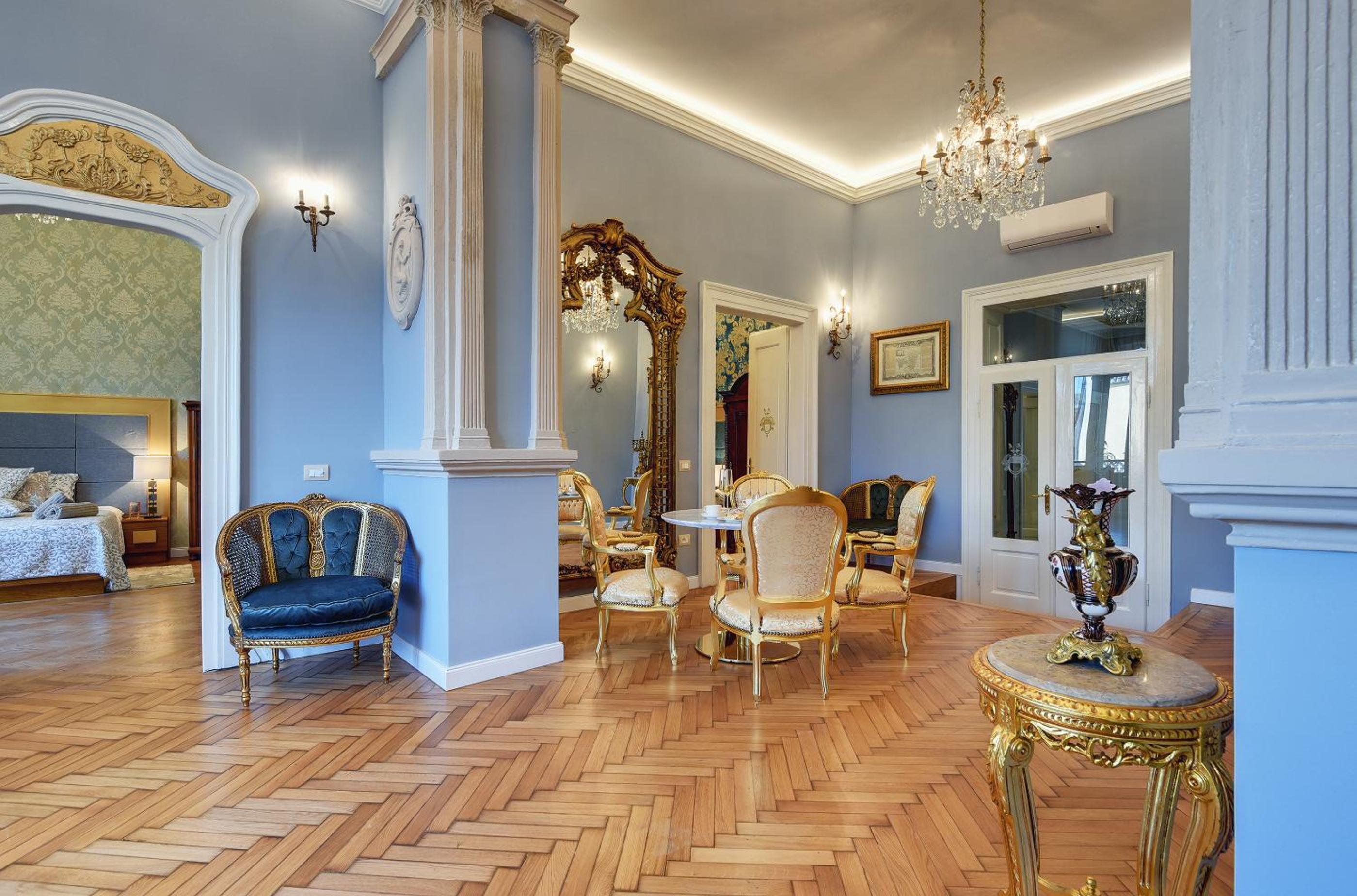 Luxury Apartment - Photo 16