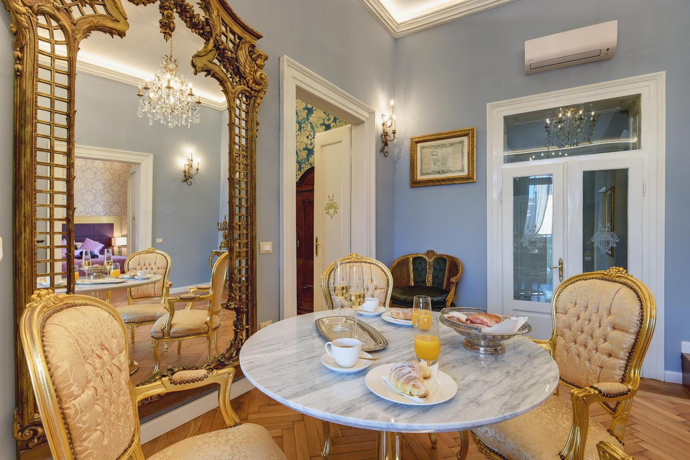 Luxury Apartment - Photo 32