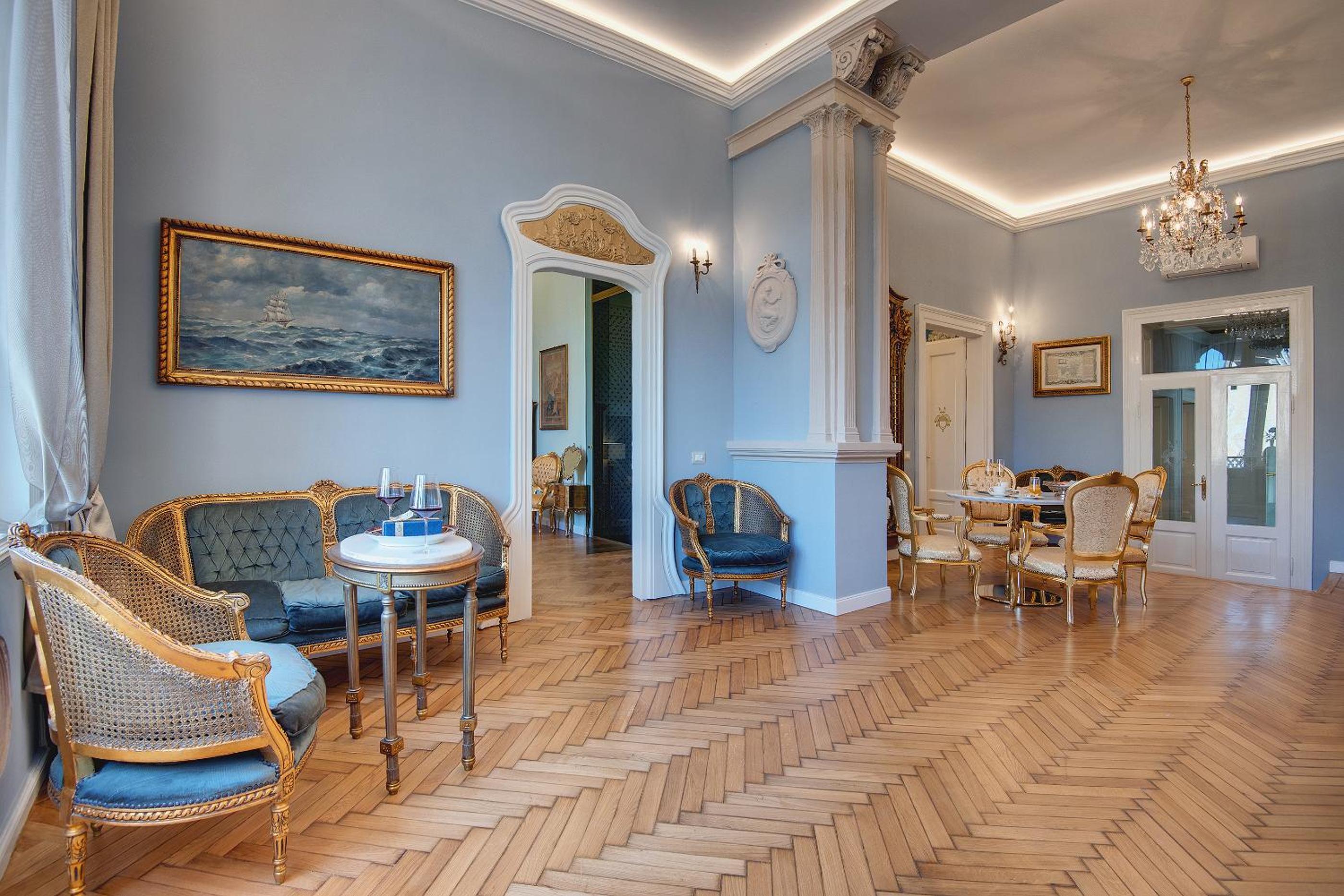 Luxury Apartment - Photo 34