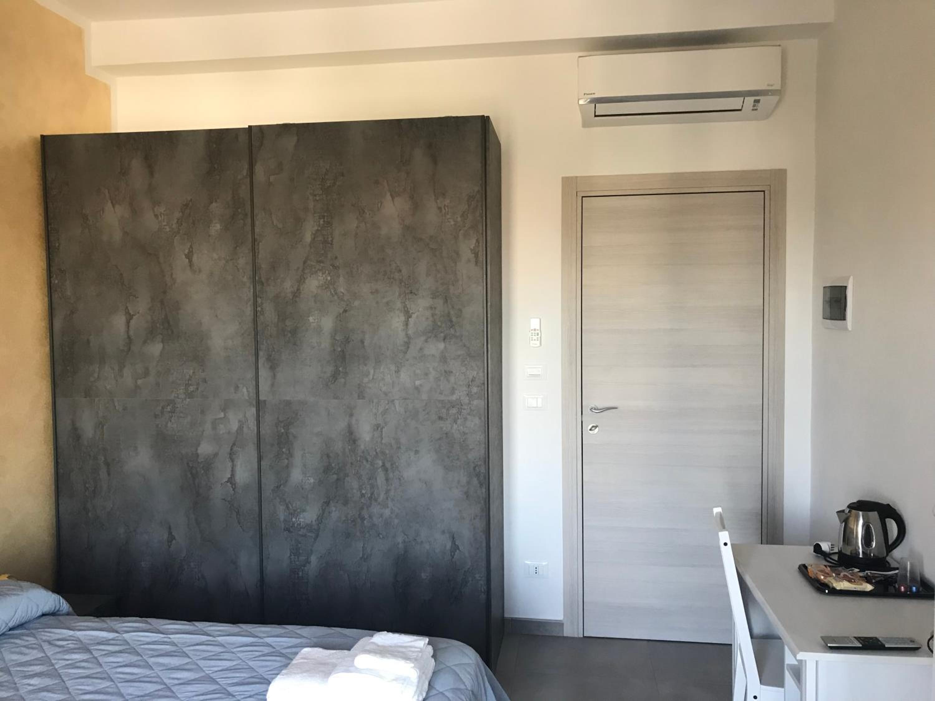 Double Room with Balcony - Photo 3
