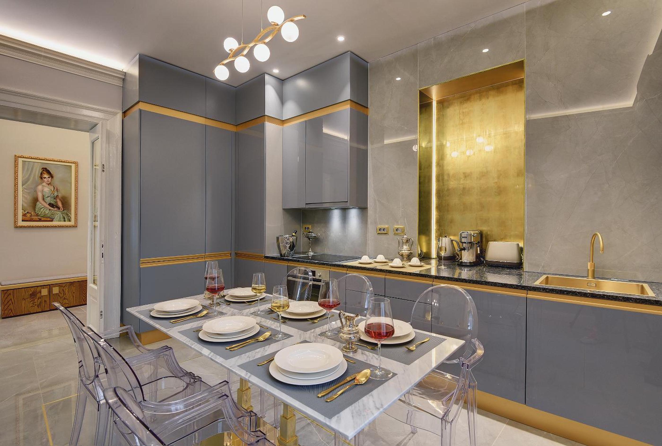 Luxury Apartment - Photo 6