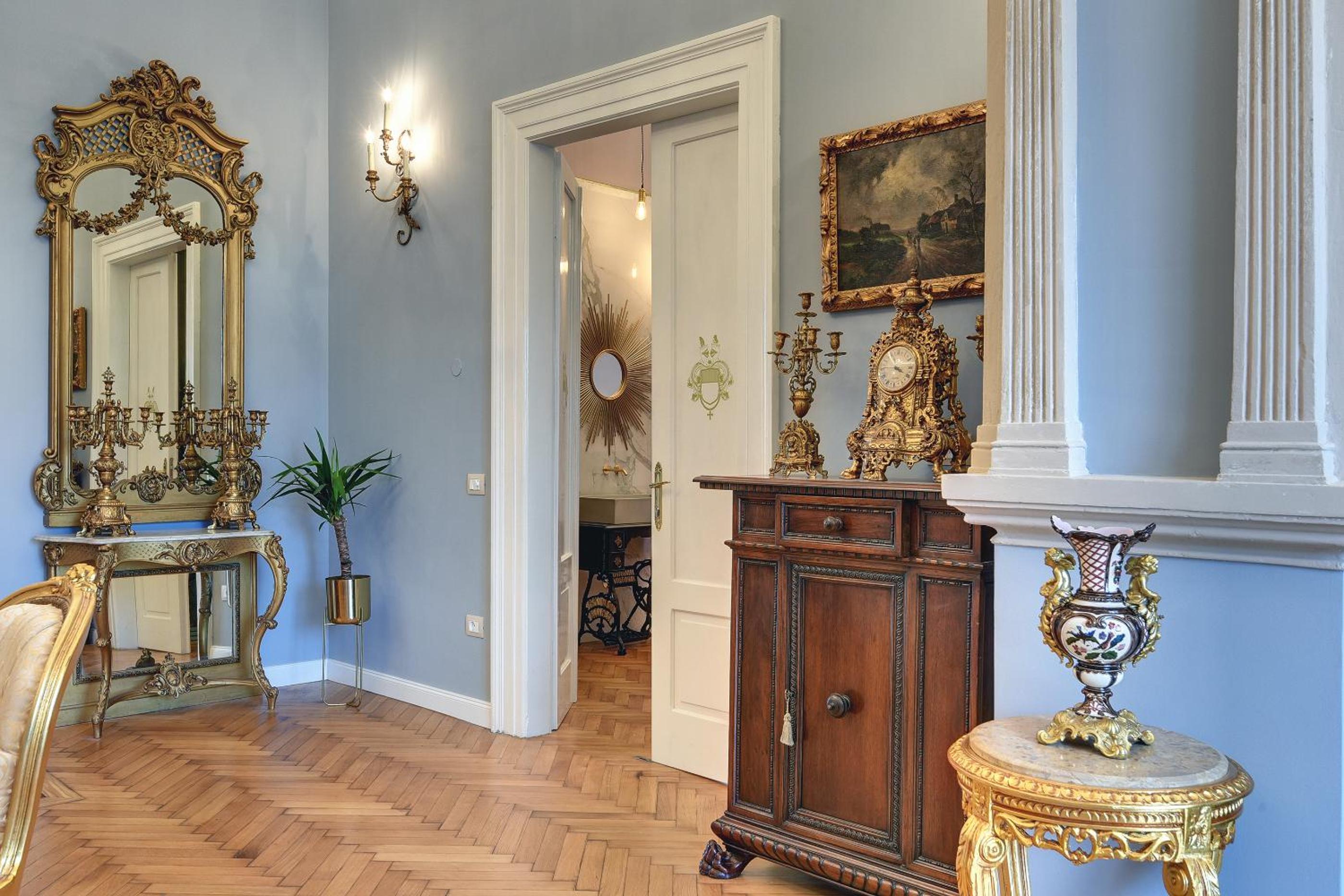 Luxury Apartment - Photo 29