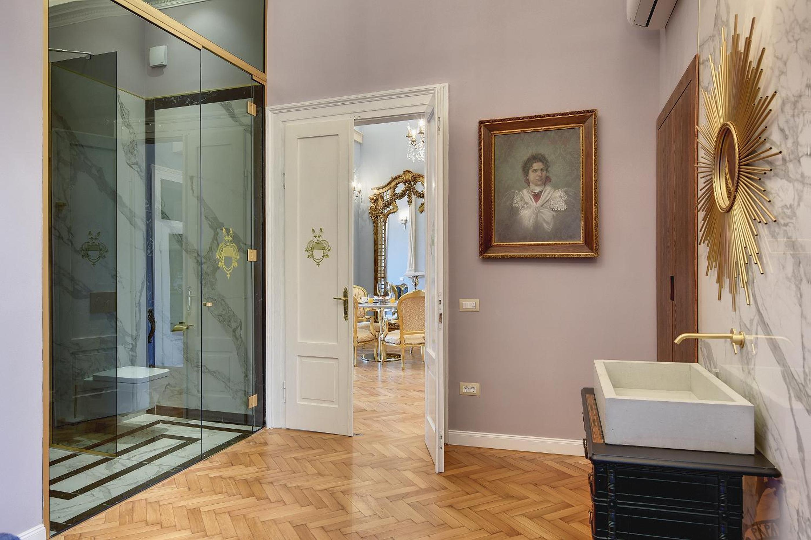 Luxury Apartment - Photo 40