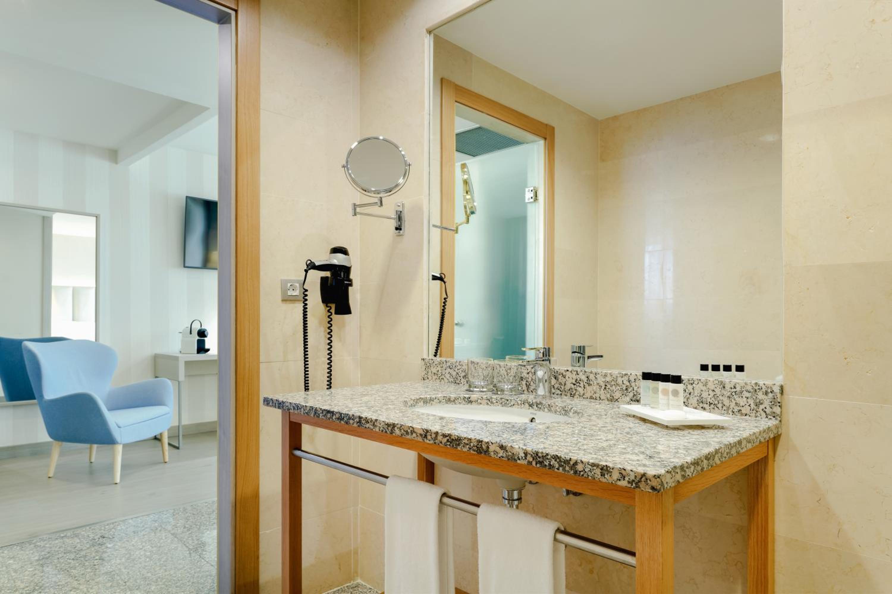 Junior Suite with Terrace - Photo 4