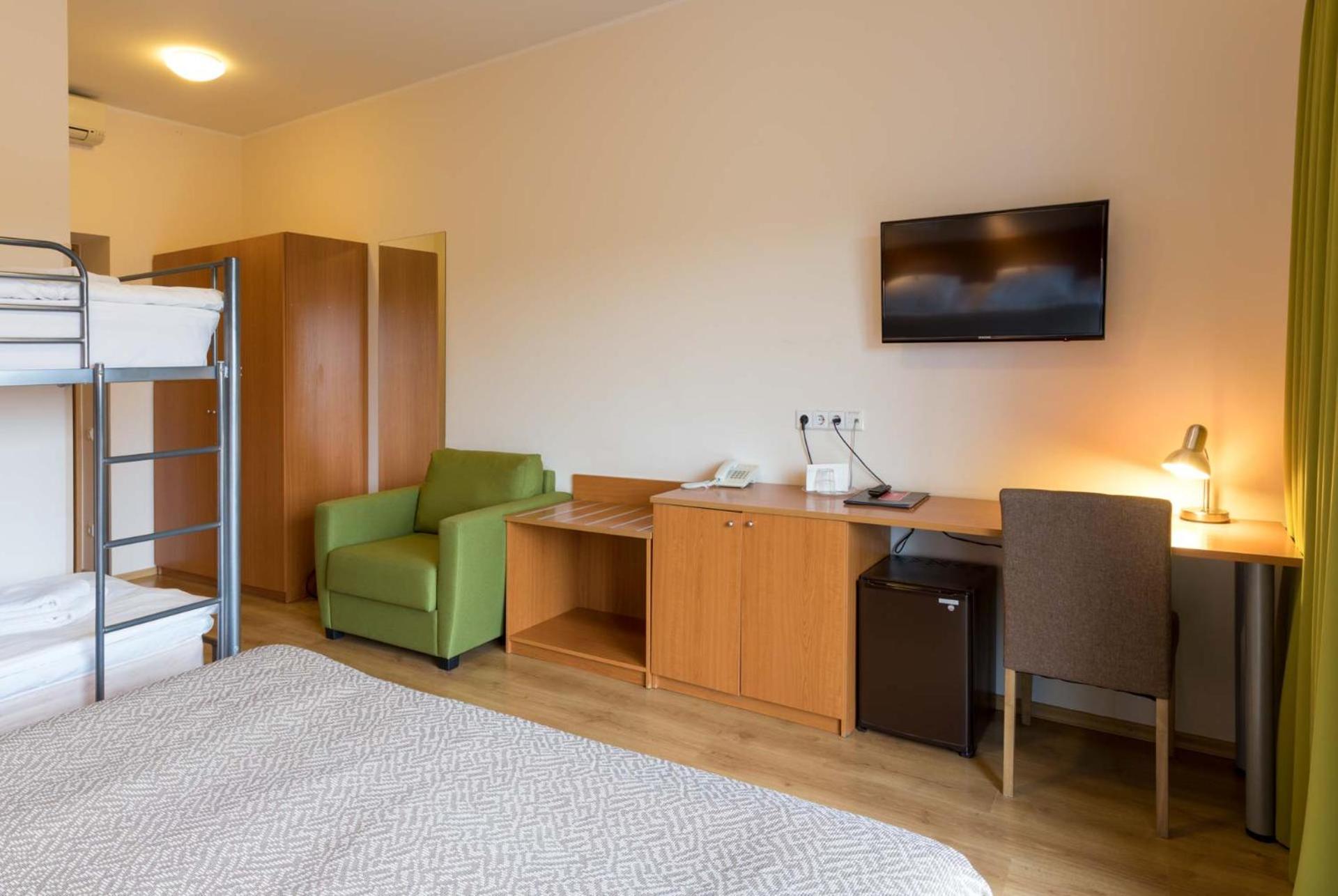 Room with Bunk Bed - Photo 8