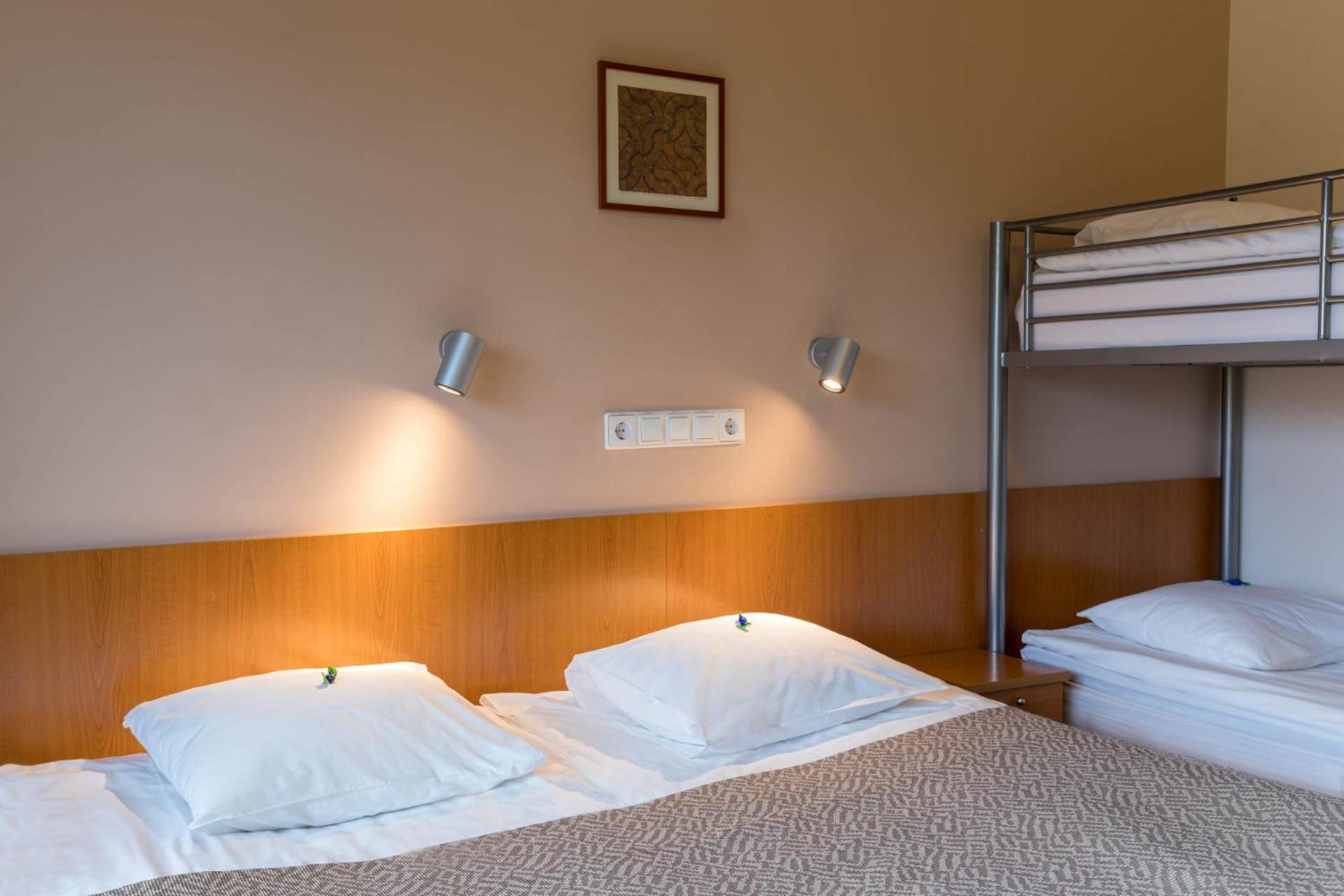 Room with Bunk Bed - Photo 9