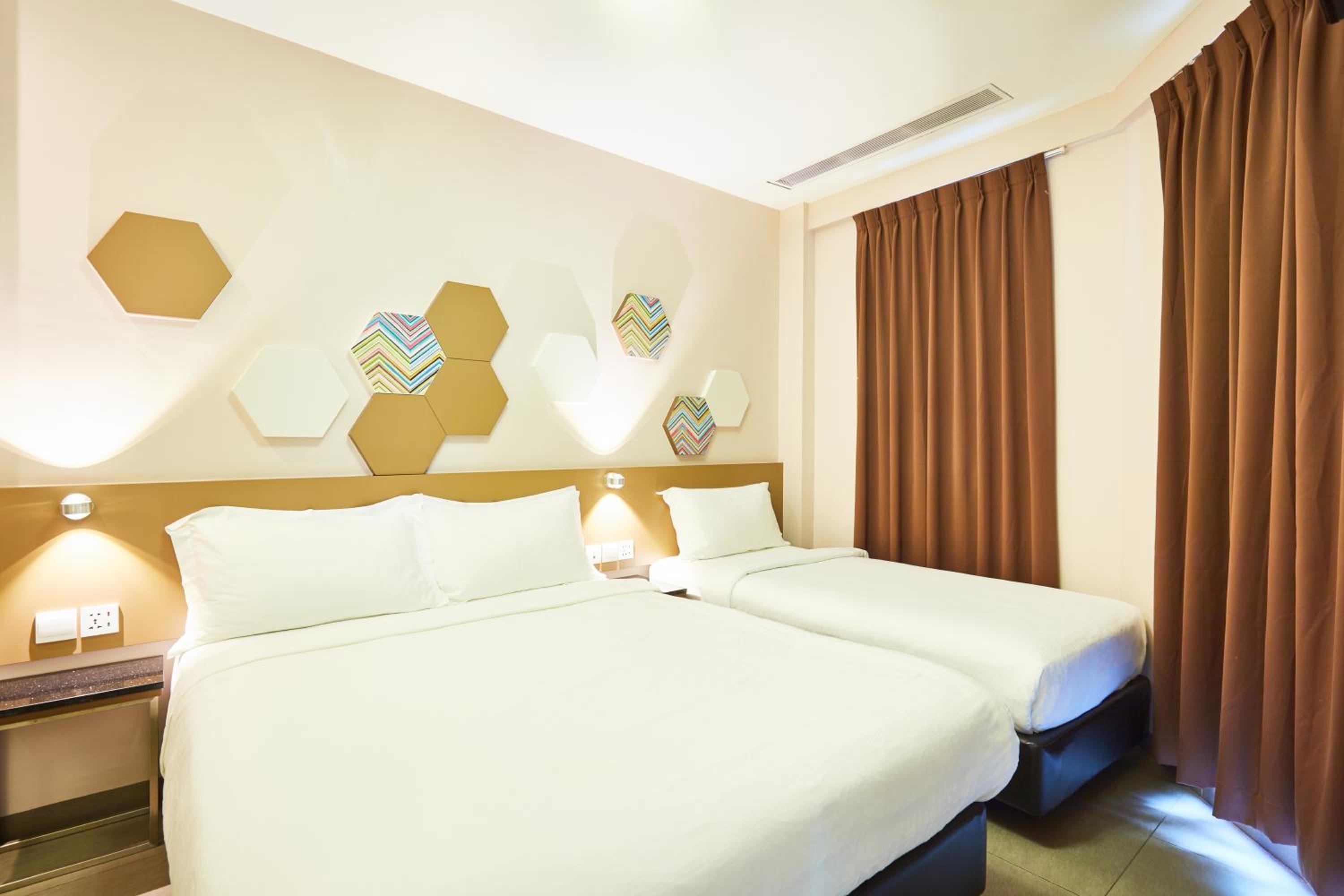 Superior Triple Room with One Double Bed and One Single Bed photo 3