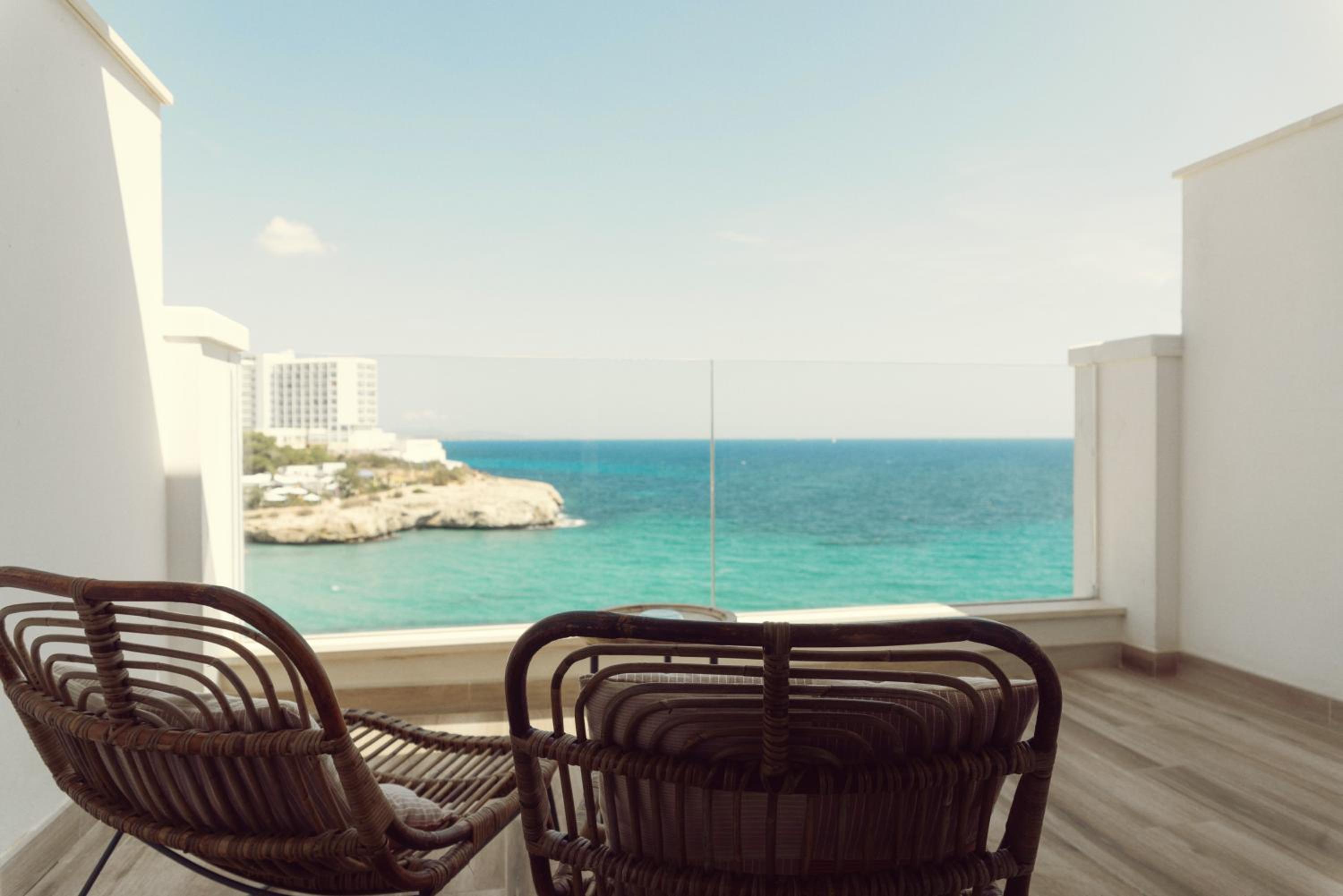 Double or Twin Room with Sea View photo 3