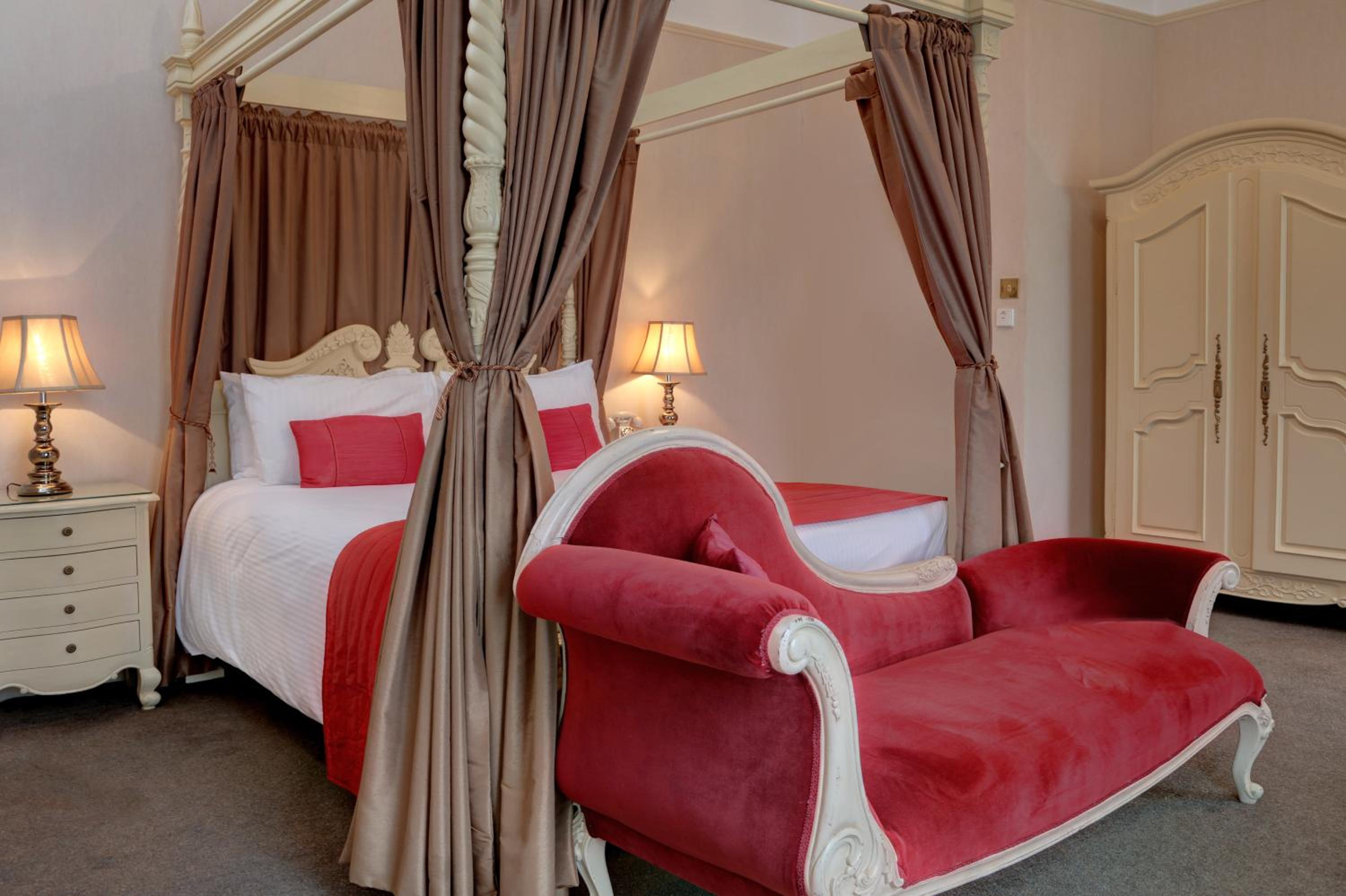 Double Room with Four Poster Bed and Spa Bath photo 2