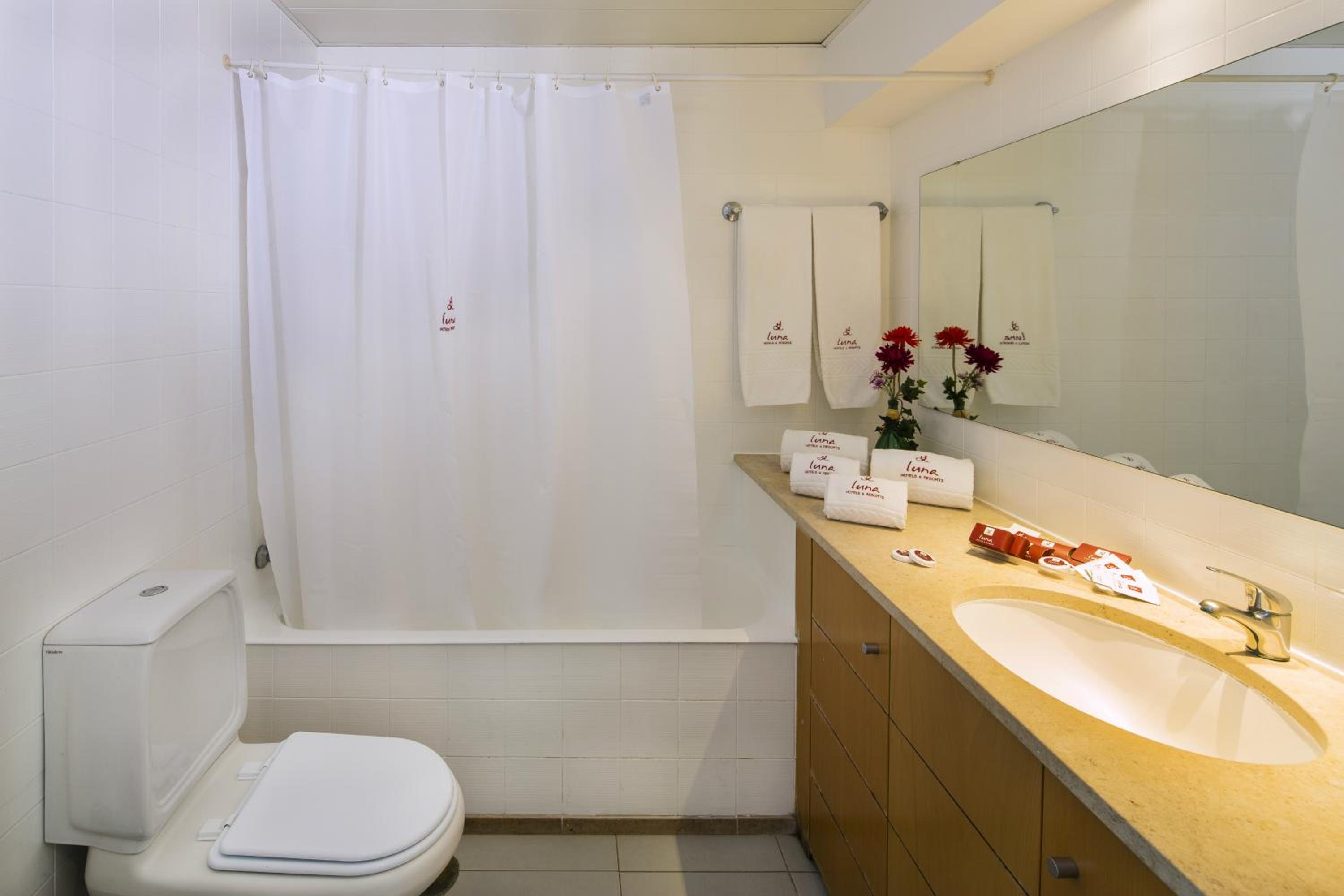 Two-Bedroom Apartment with Marina View - Photo 2