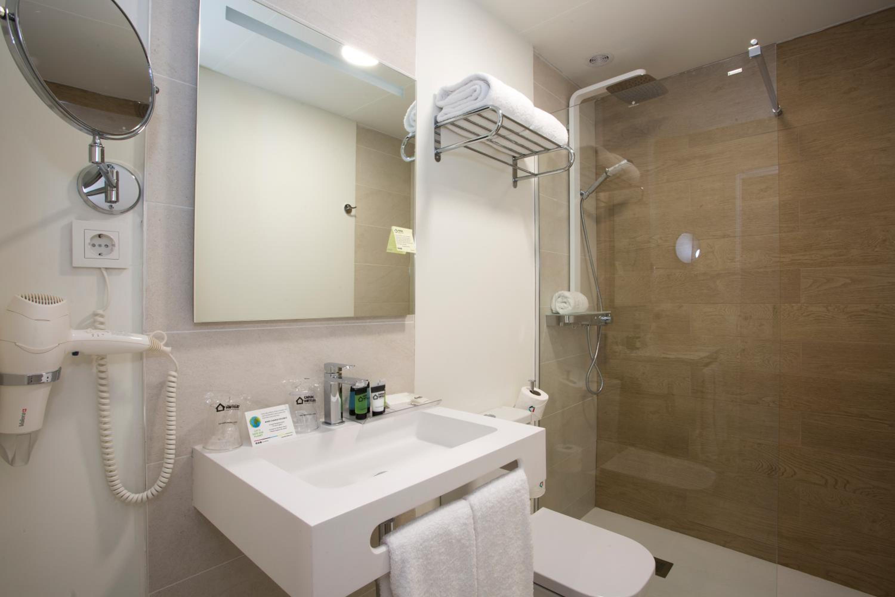 Twin Room - Photo 12