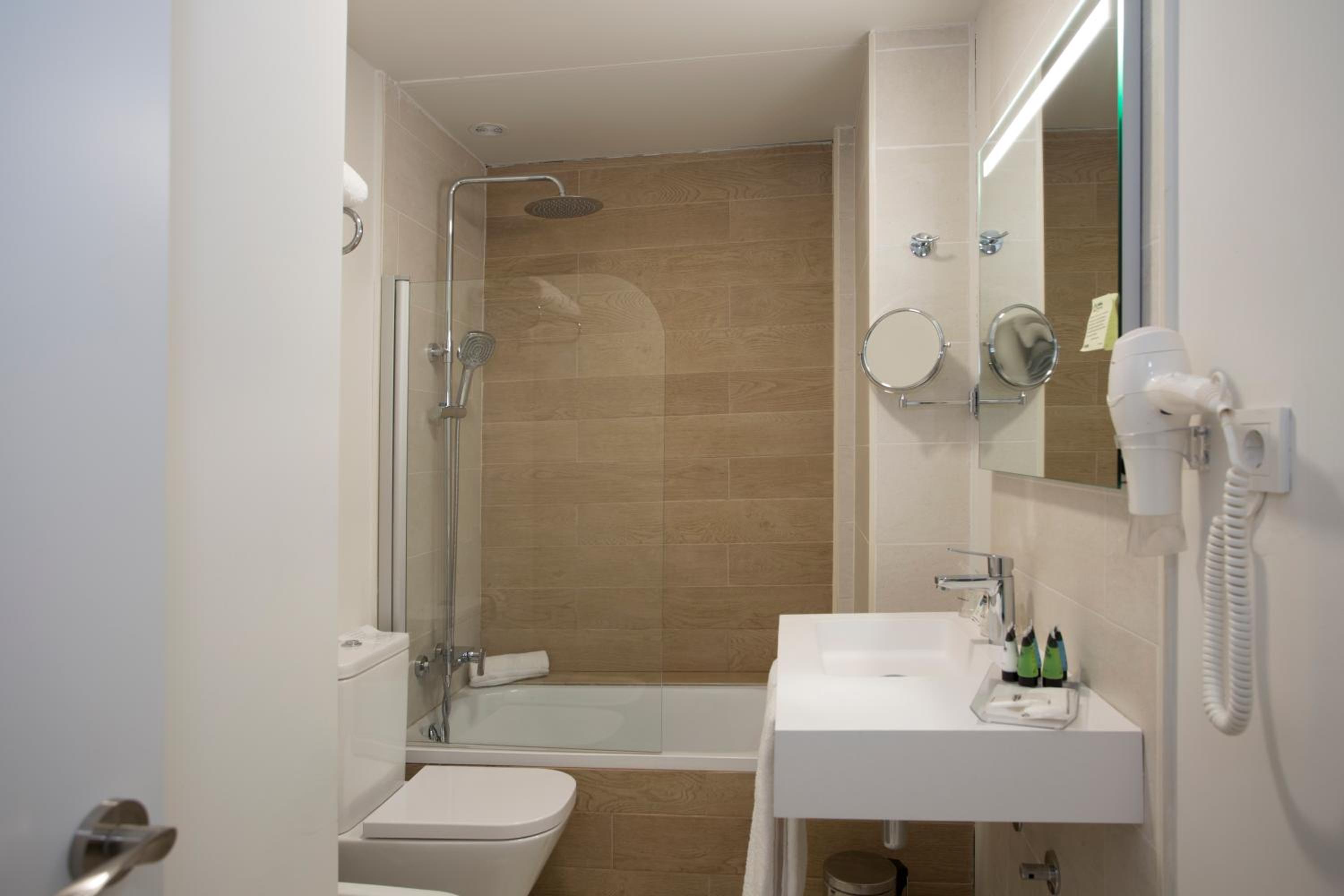 Twin Room - Photo 13