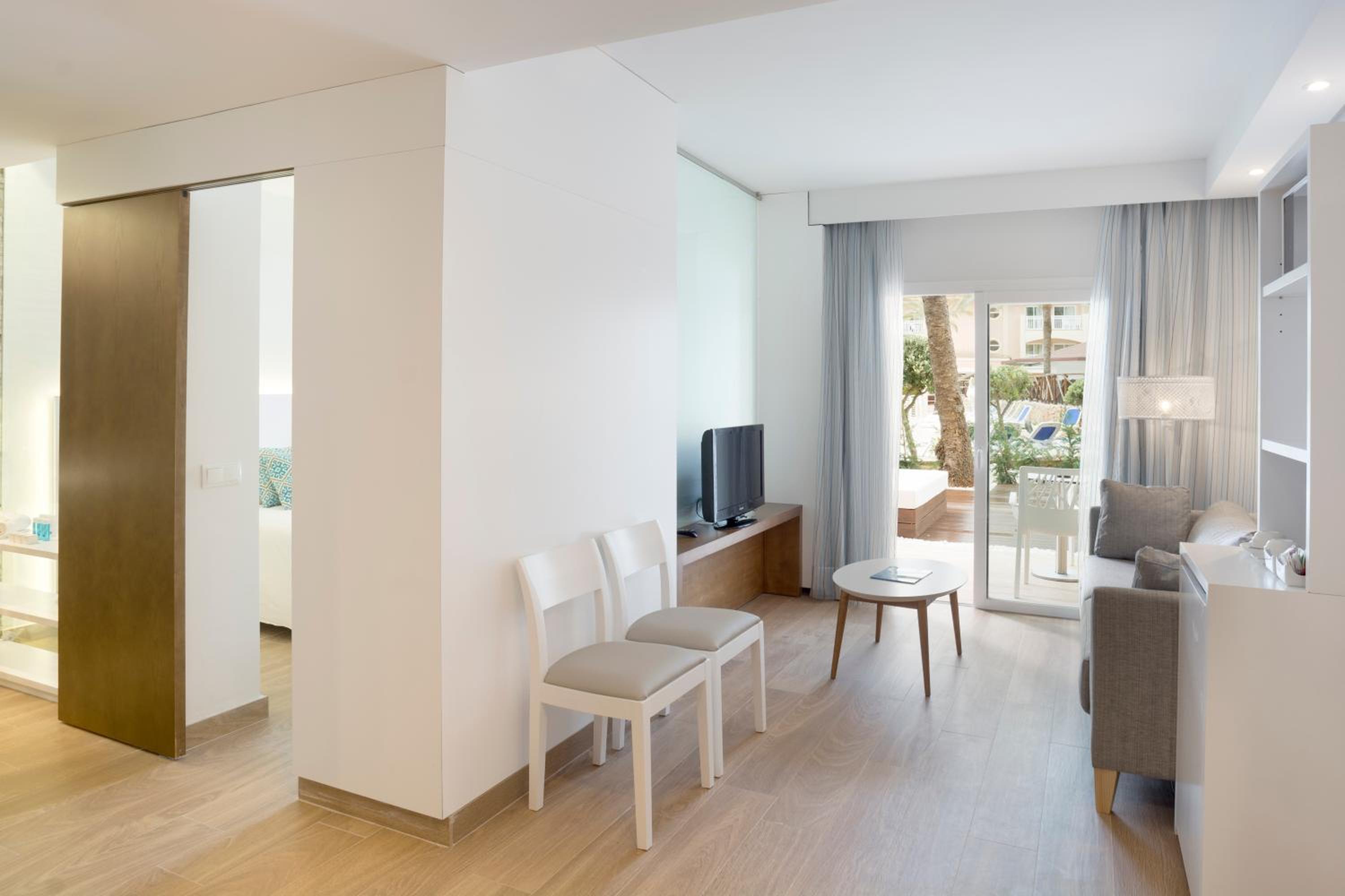 Premium Suite (2 Adults + 1 Child) photo 2