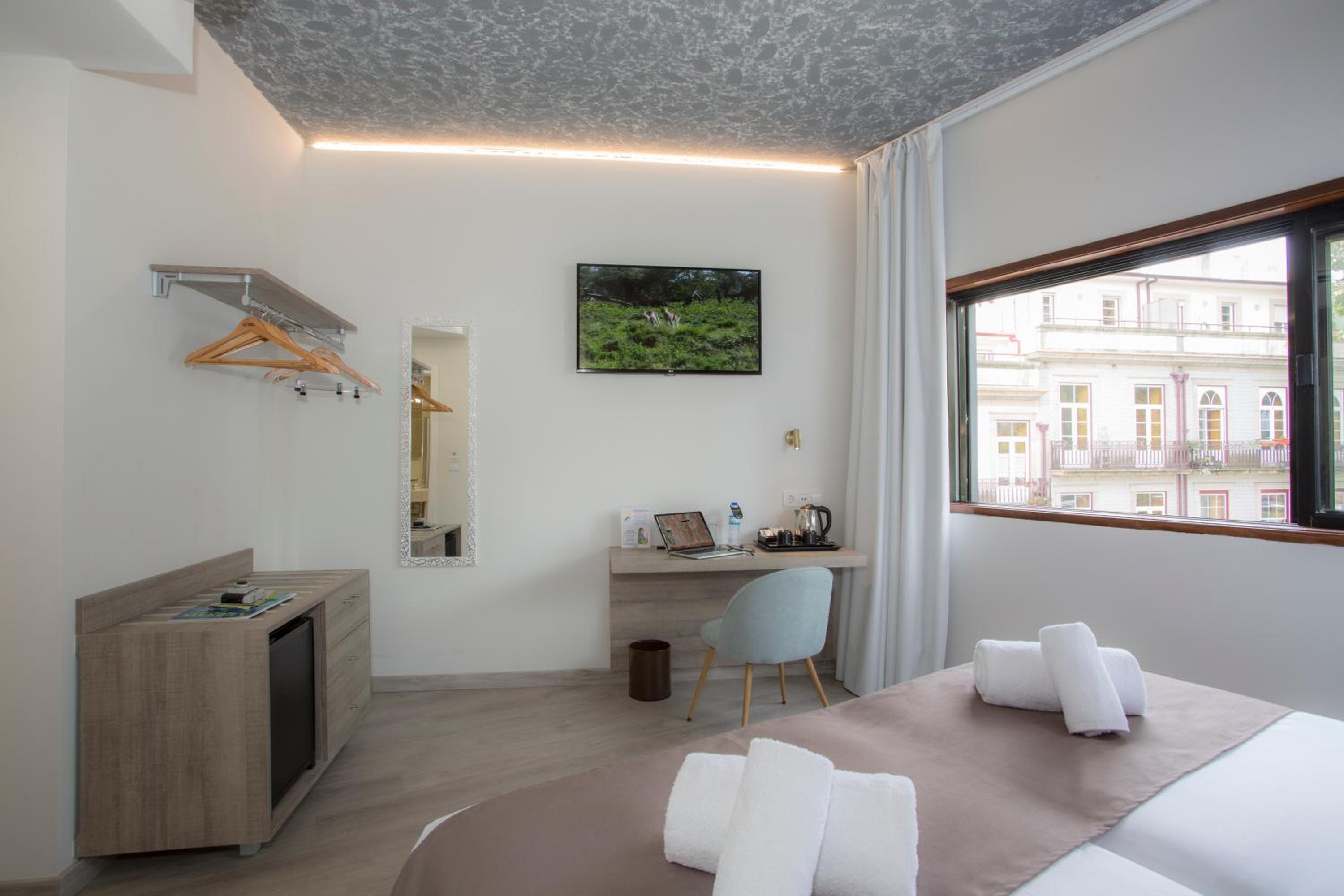 Twin Room - Photo 21