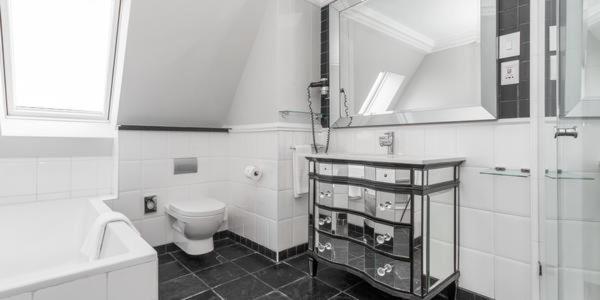 One Bedroom Penthouse with Rooftop - Photo 8