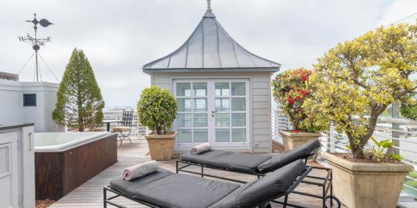 One Bedroom Penthouse with Rooftop - Photo 12