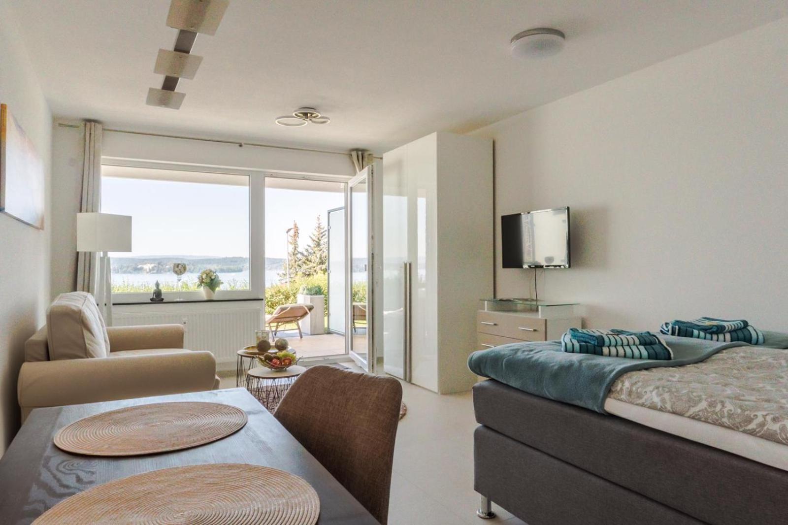 One-Bedroom Apartment with Lake View photo 1