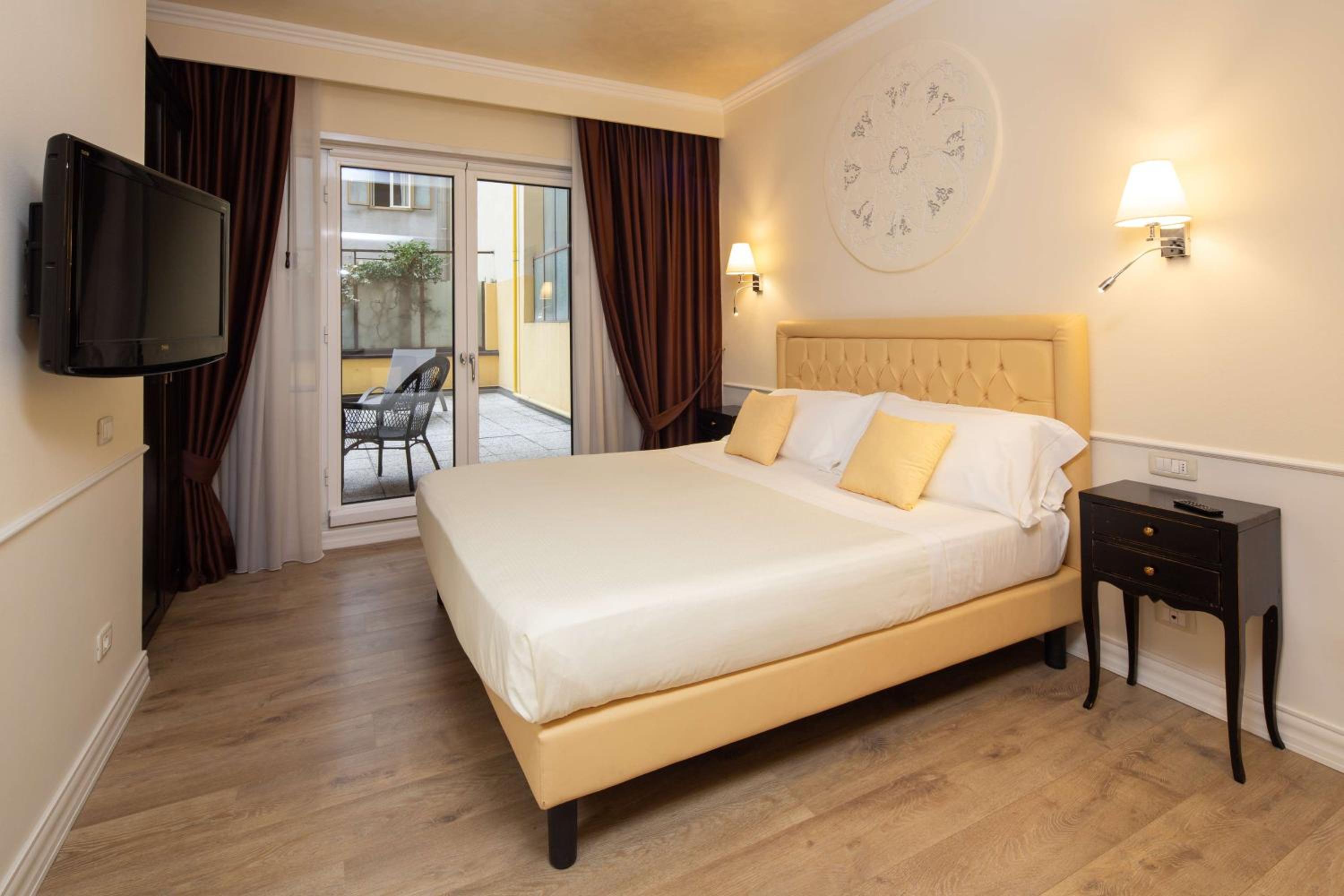 Comfort King Room with Terrace - Photo 8