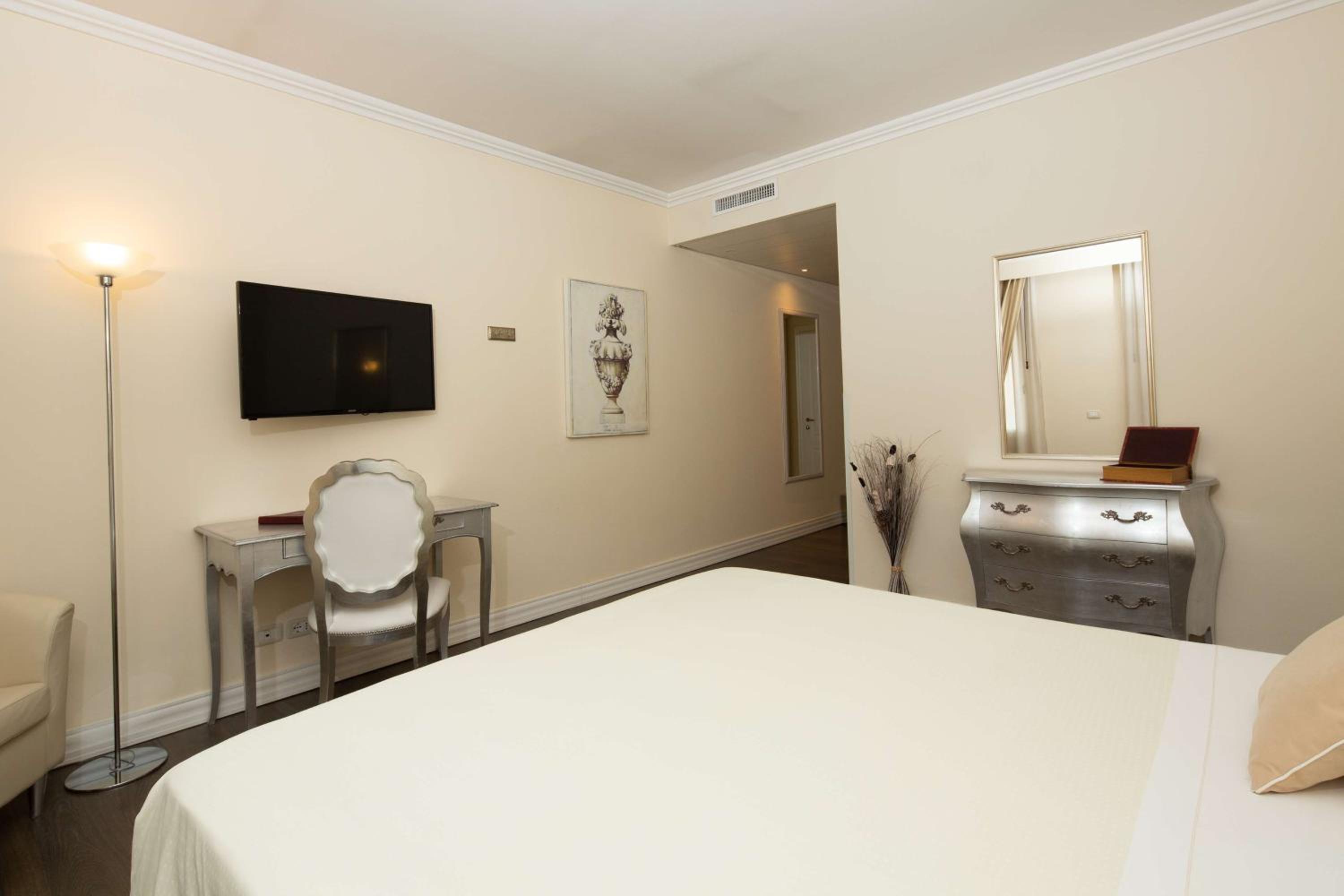 Junior Suite with Jacuzzi - Photo 11