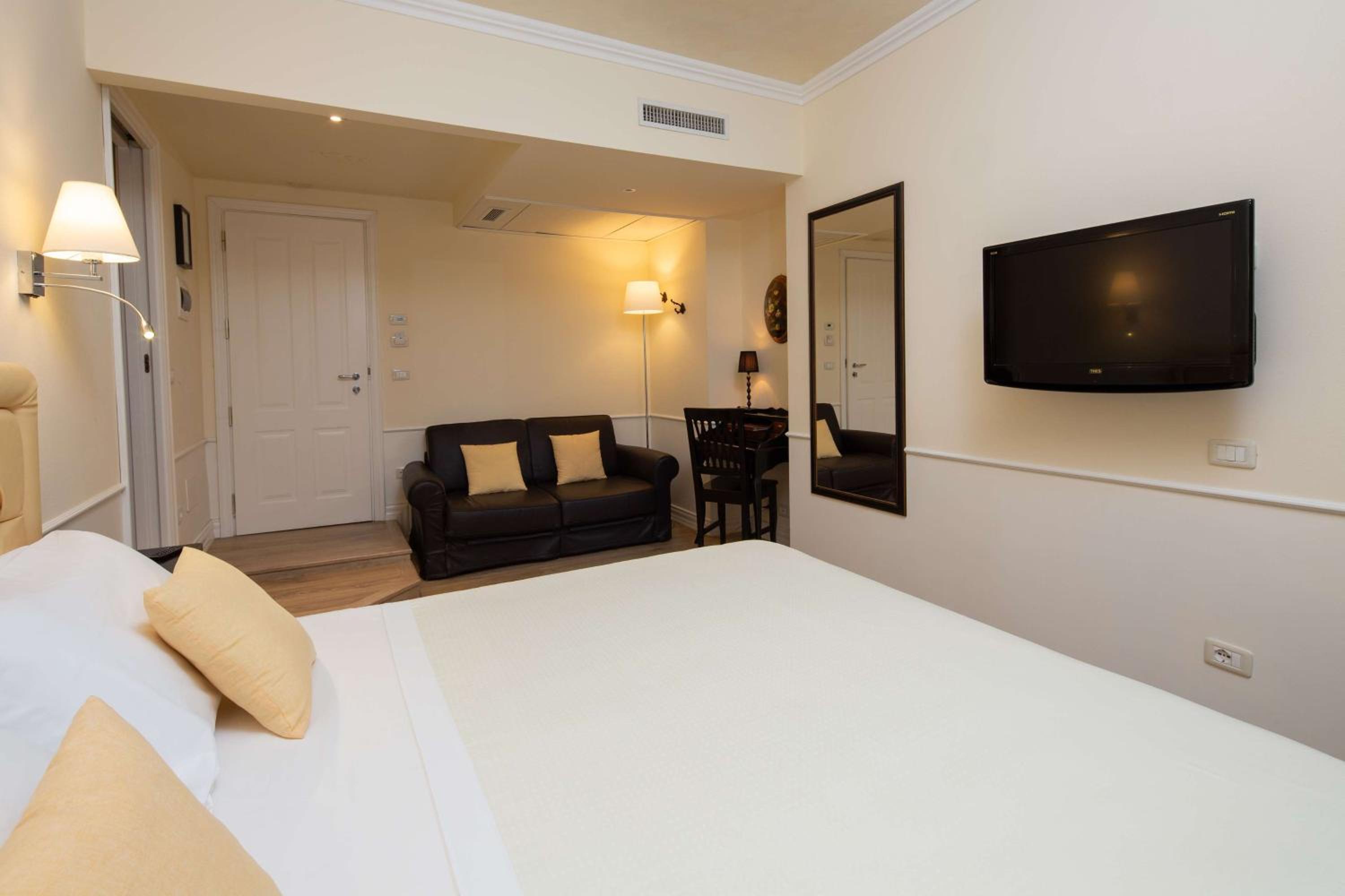 Comfort King Room photo 3