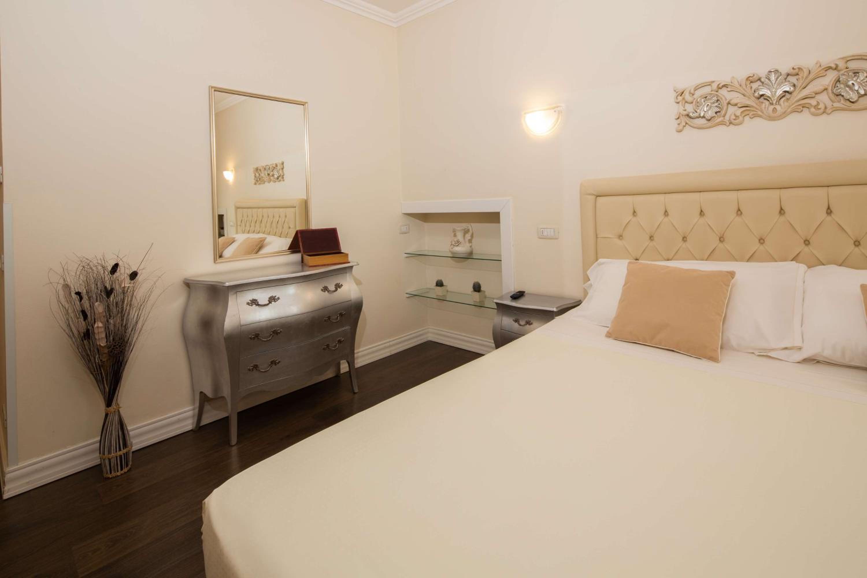 Junior Suite with Jacuzzi - Photo 10