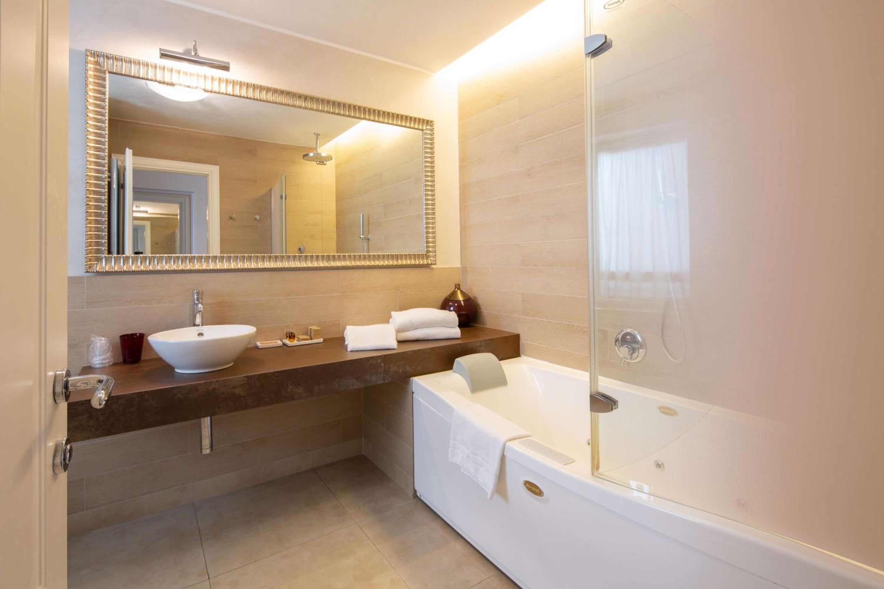 Junior Suite with Jacuzzi - Photo 6
