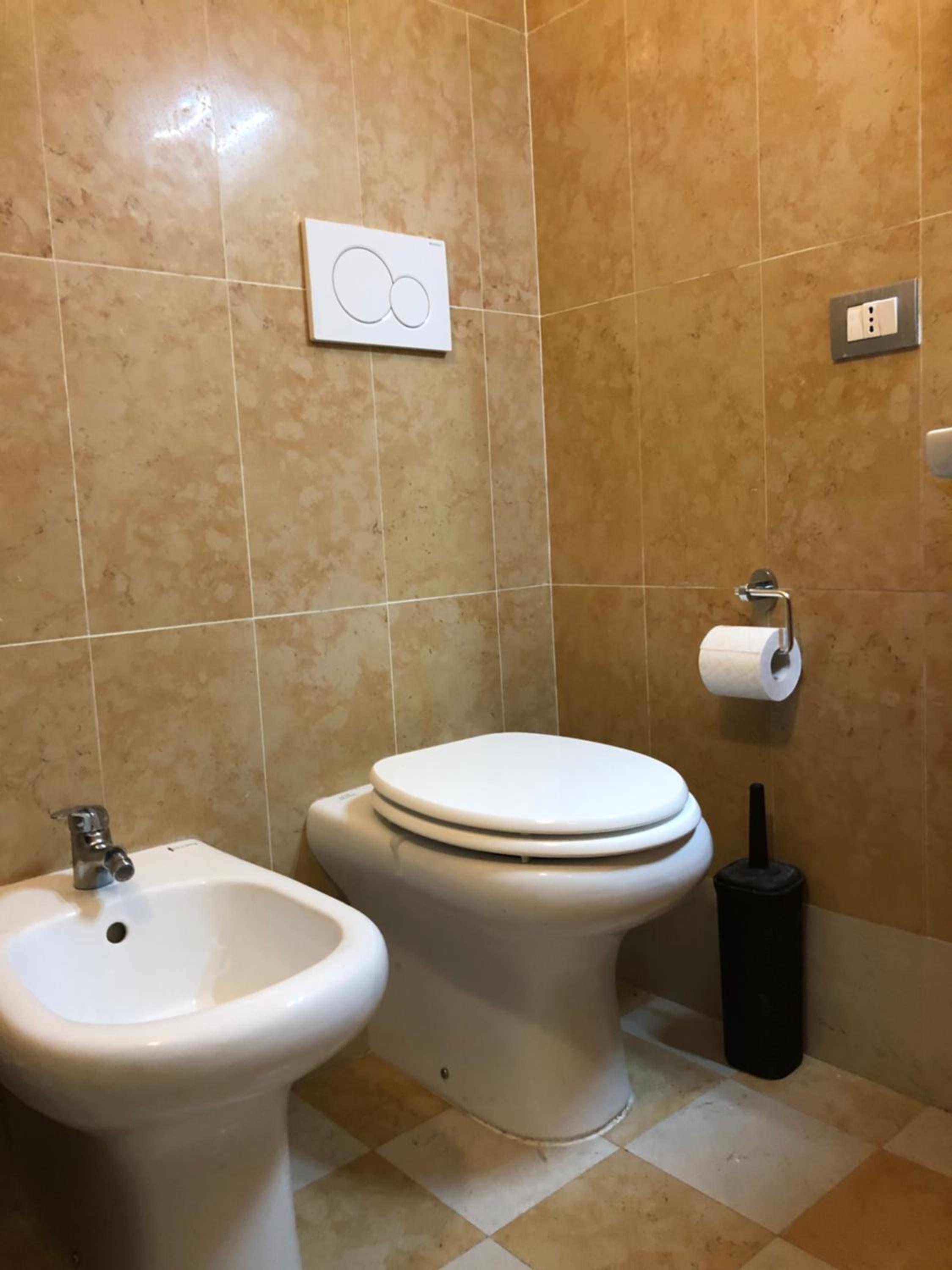 Double Room with Private Bathroom - Photo 22