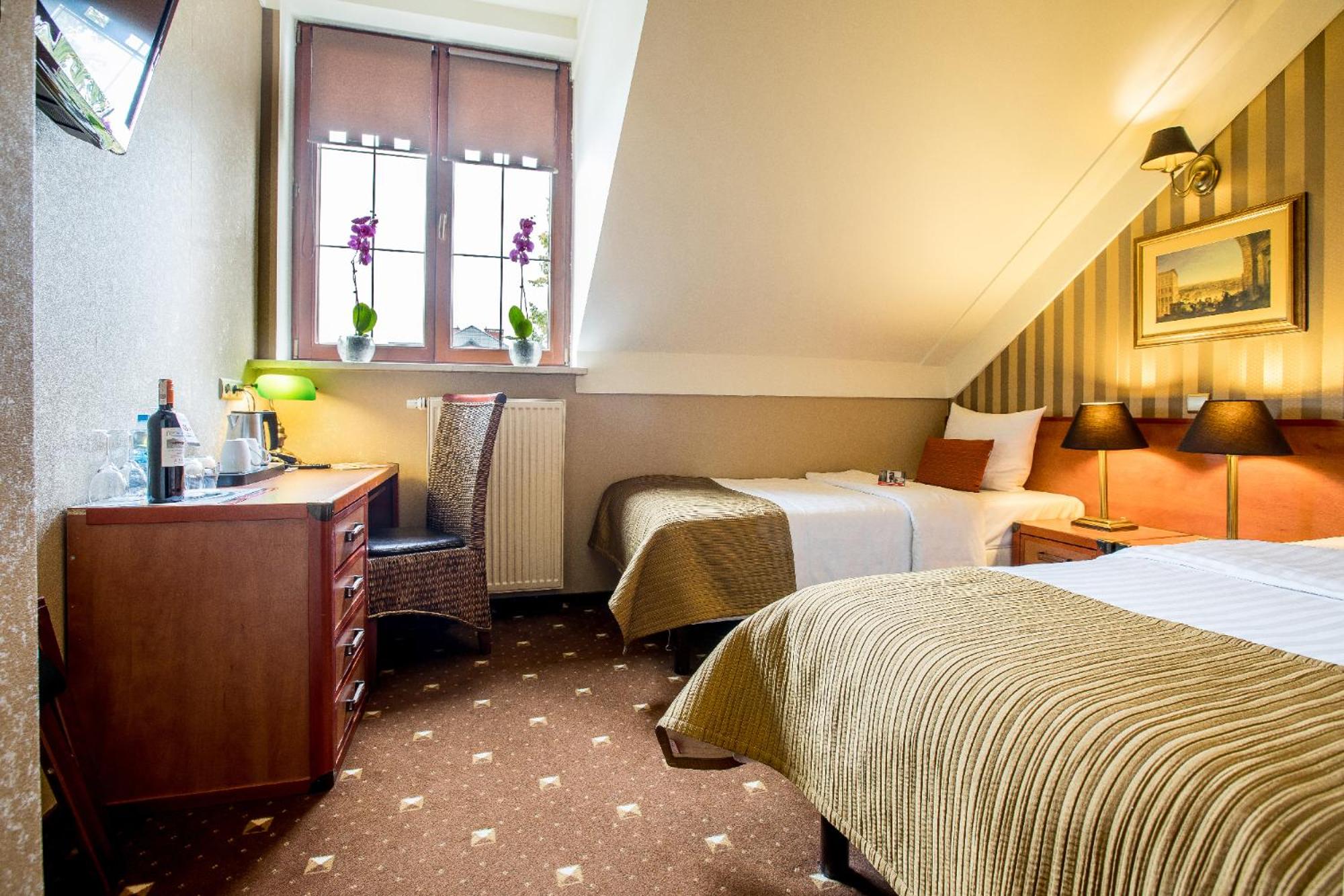 Standard Twin Room - Photo 4