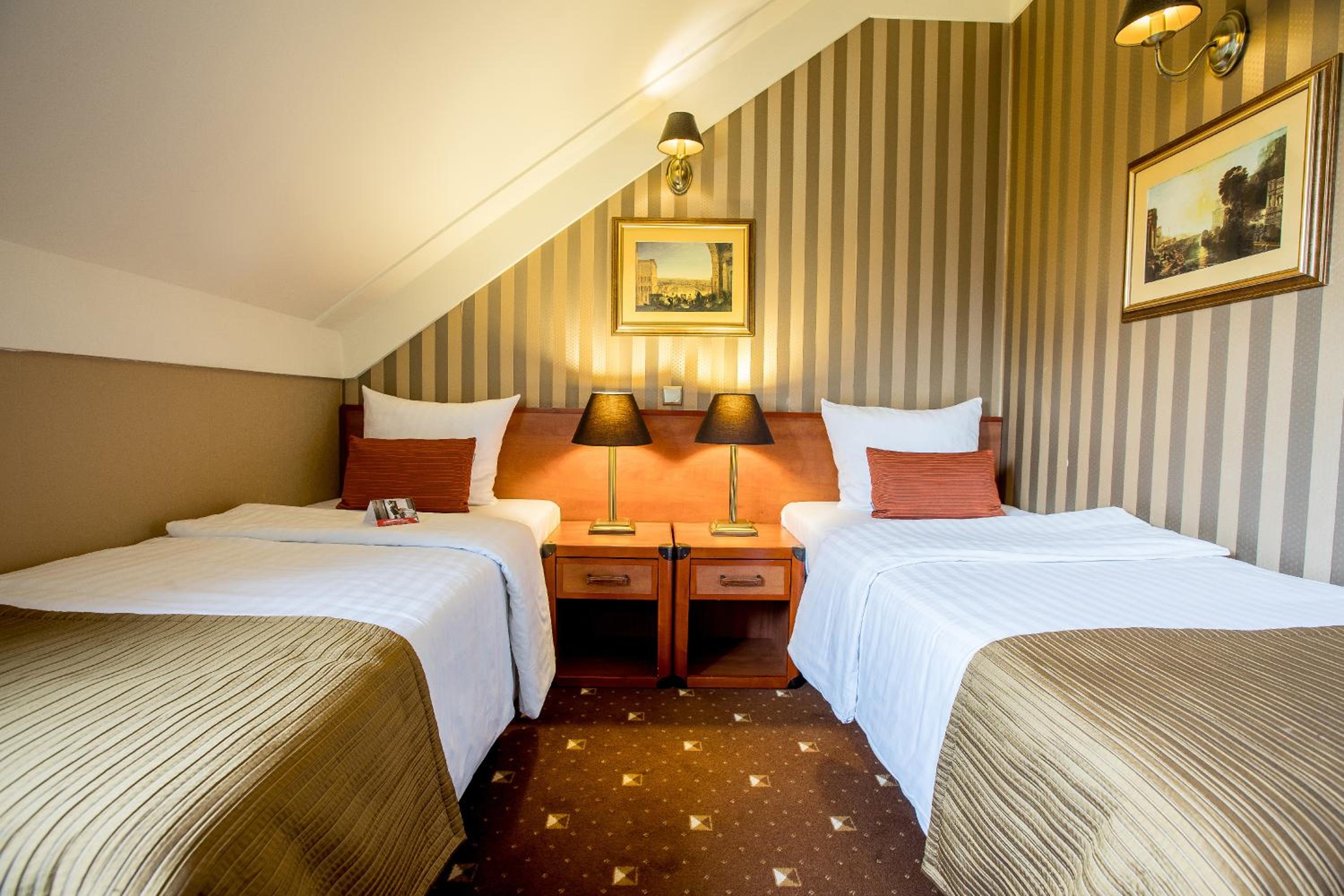 Standard Twin Room - Photo 7