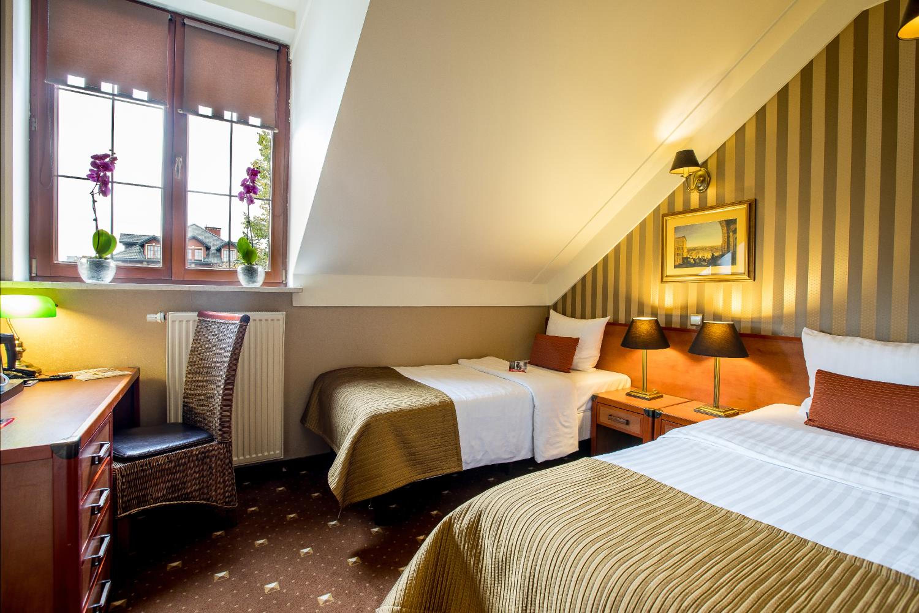 Standard Twin Room - Photo 8