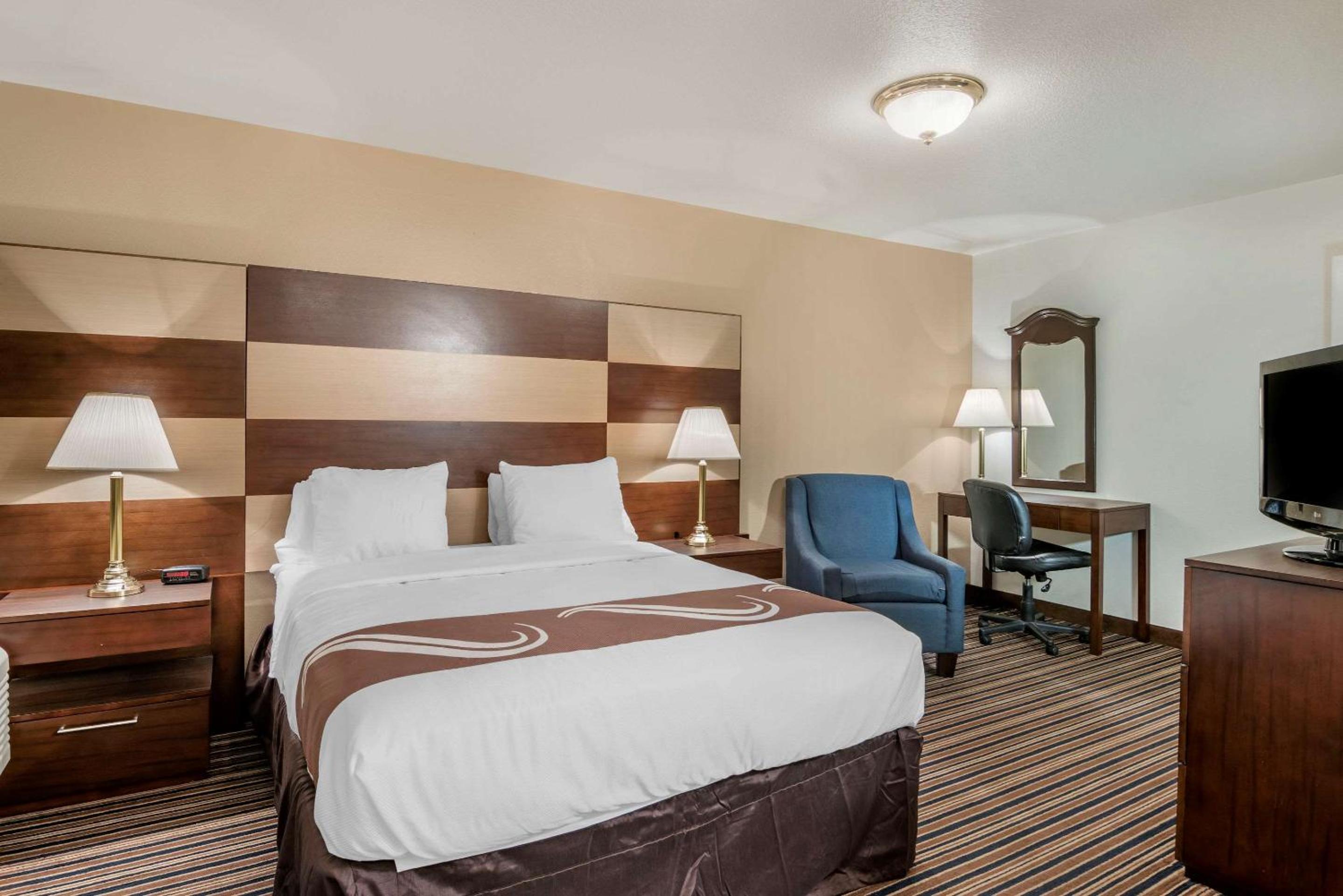 Standard King Room - Non-Smoking  - Photo 4