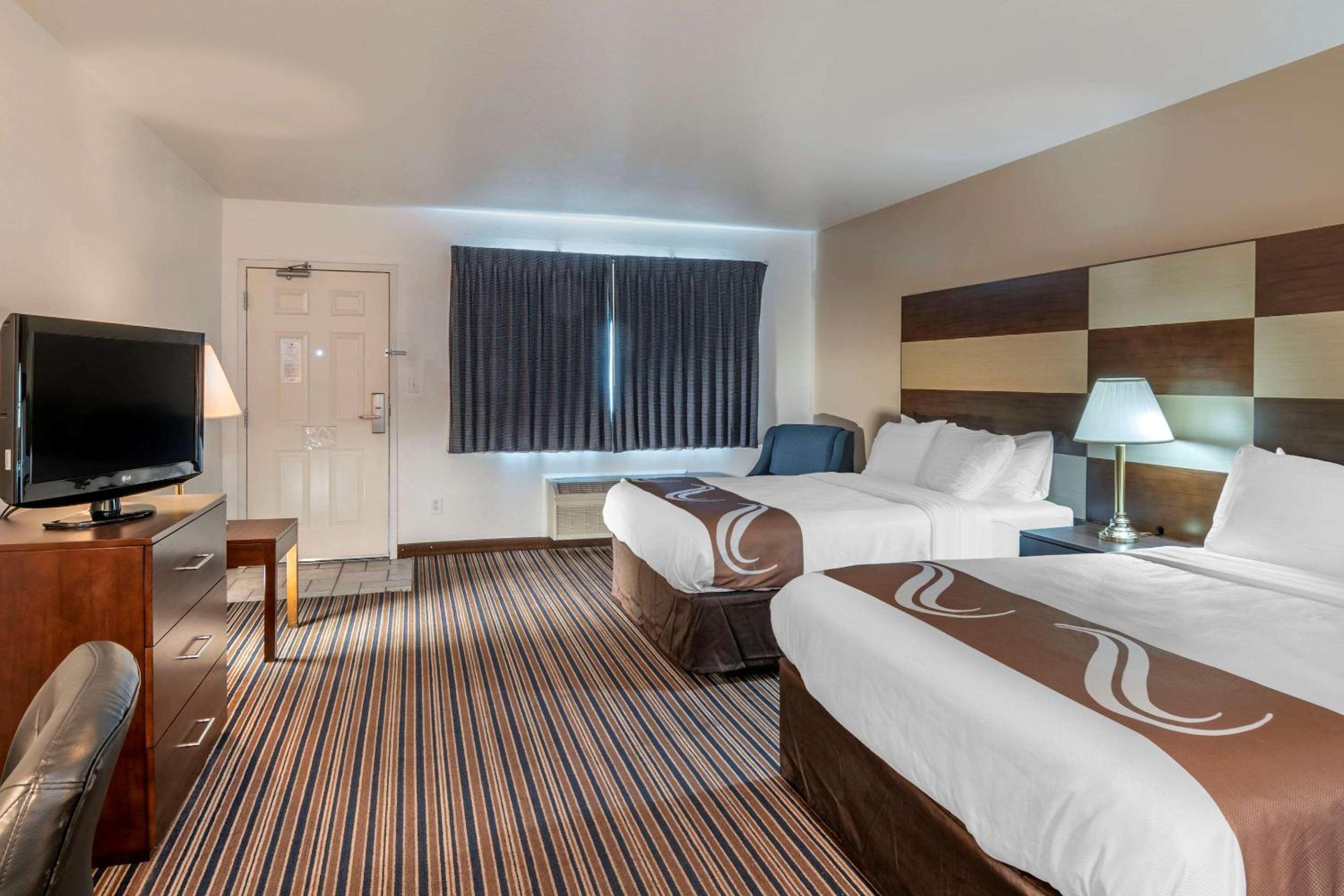 Queen Room with Two Queen Beds - Non-Smoking - Photo 4