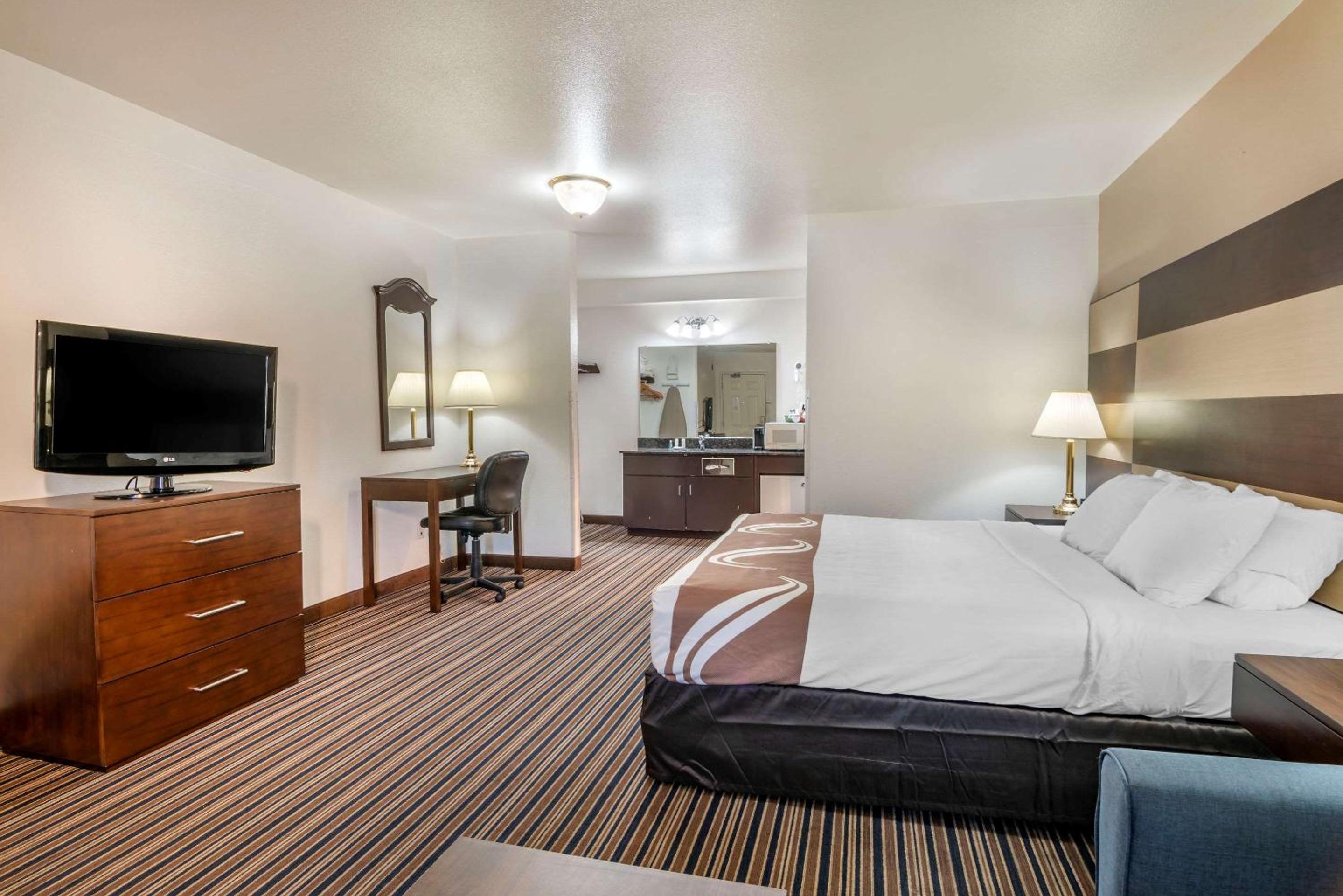 Standard King Room - Non-Smoking  - Photo 2