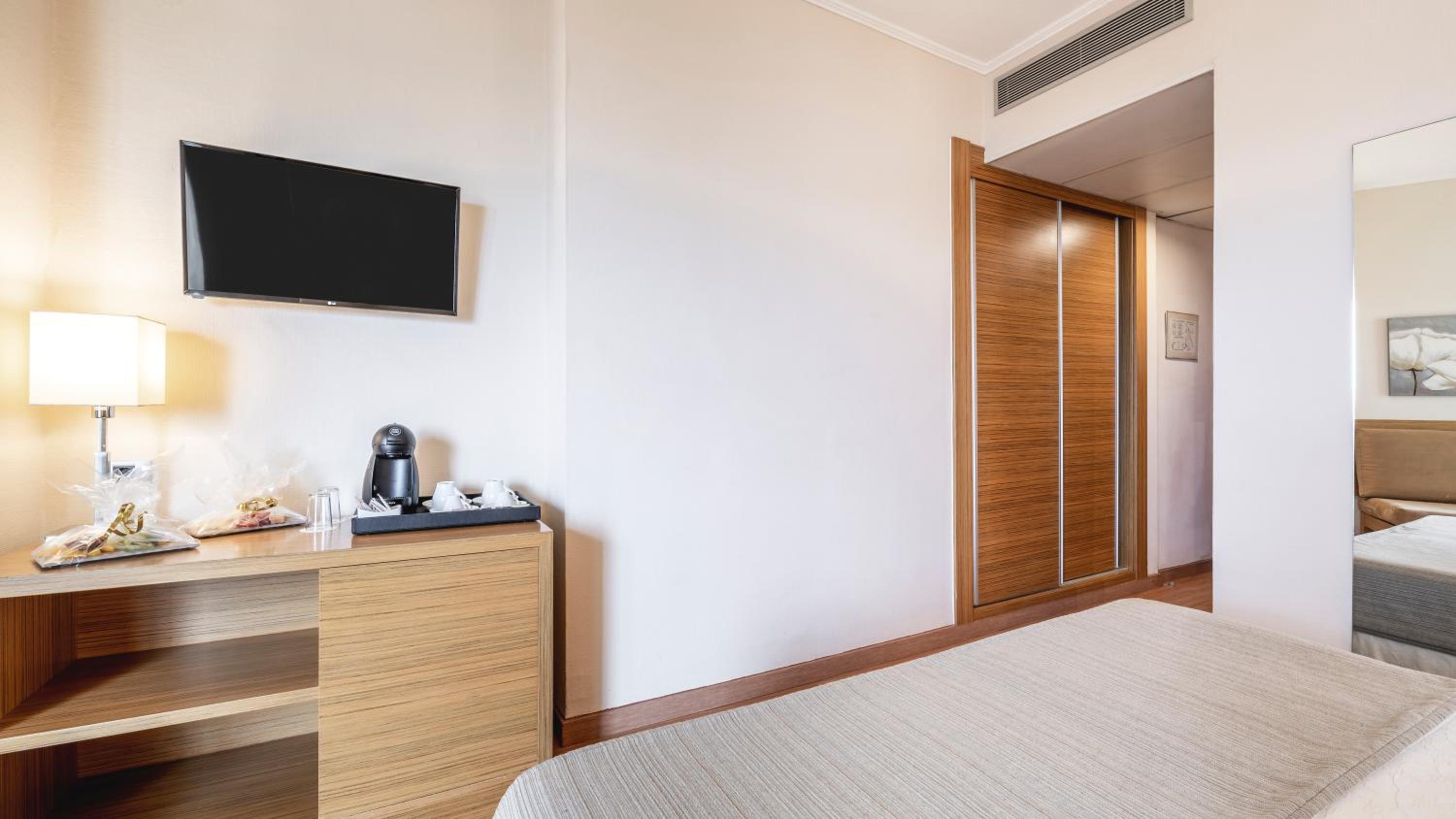 Superior Double Room with Sea View - Adults Only thumbnail 5