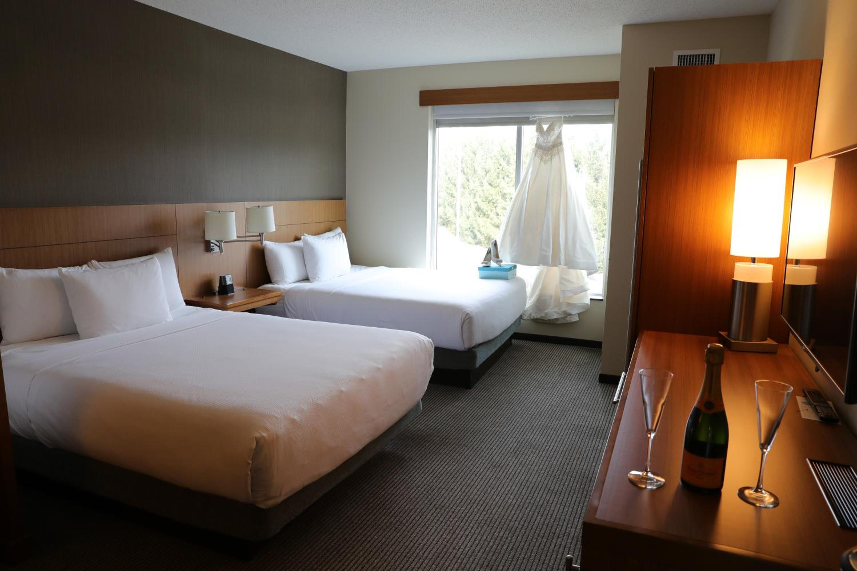 Queen Room with Two Queen Beds and Sofa Bed photo 2