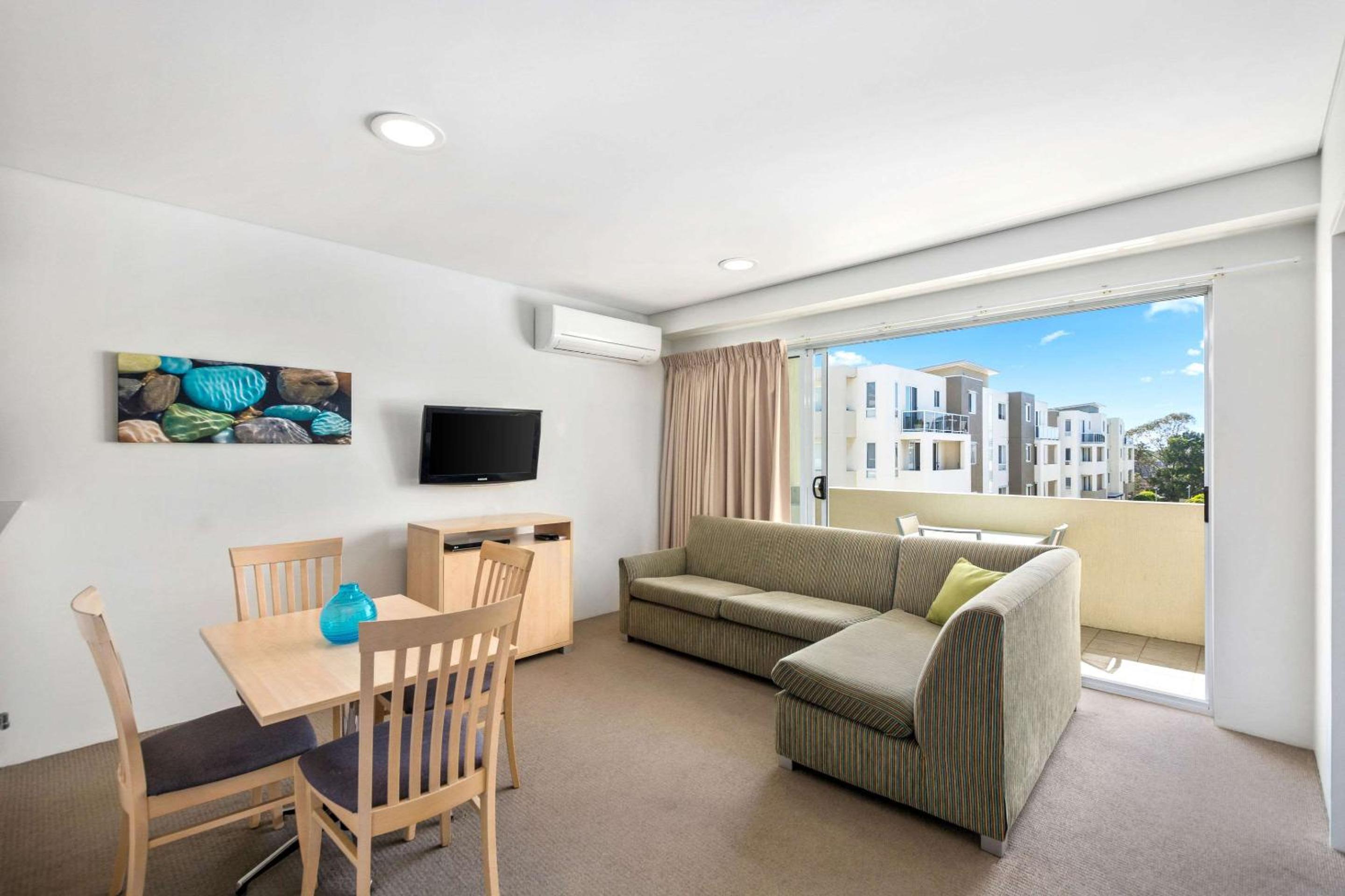 Apartment with Balcony - Photo 4