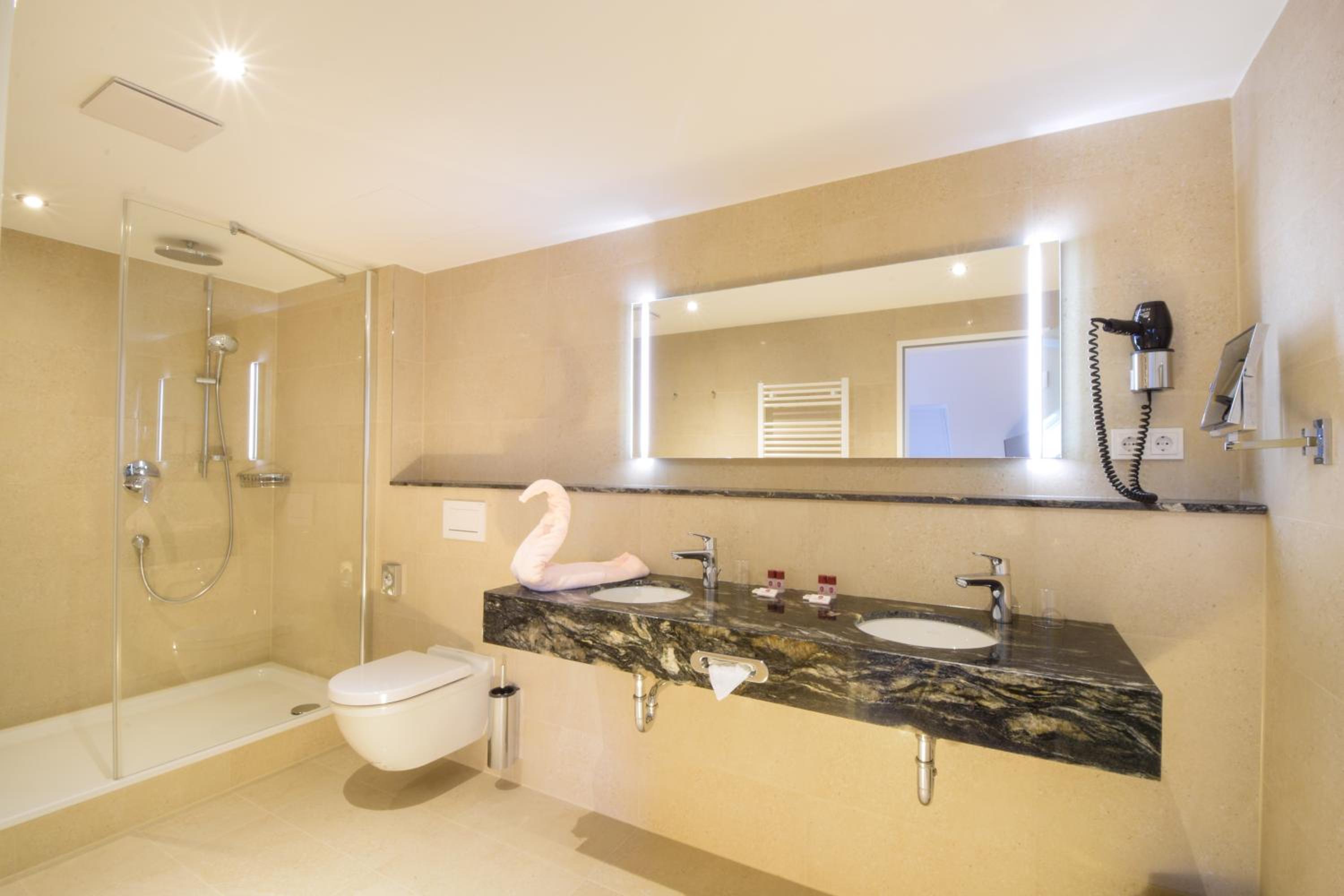 Suite with Balcony - Photo 5