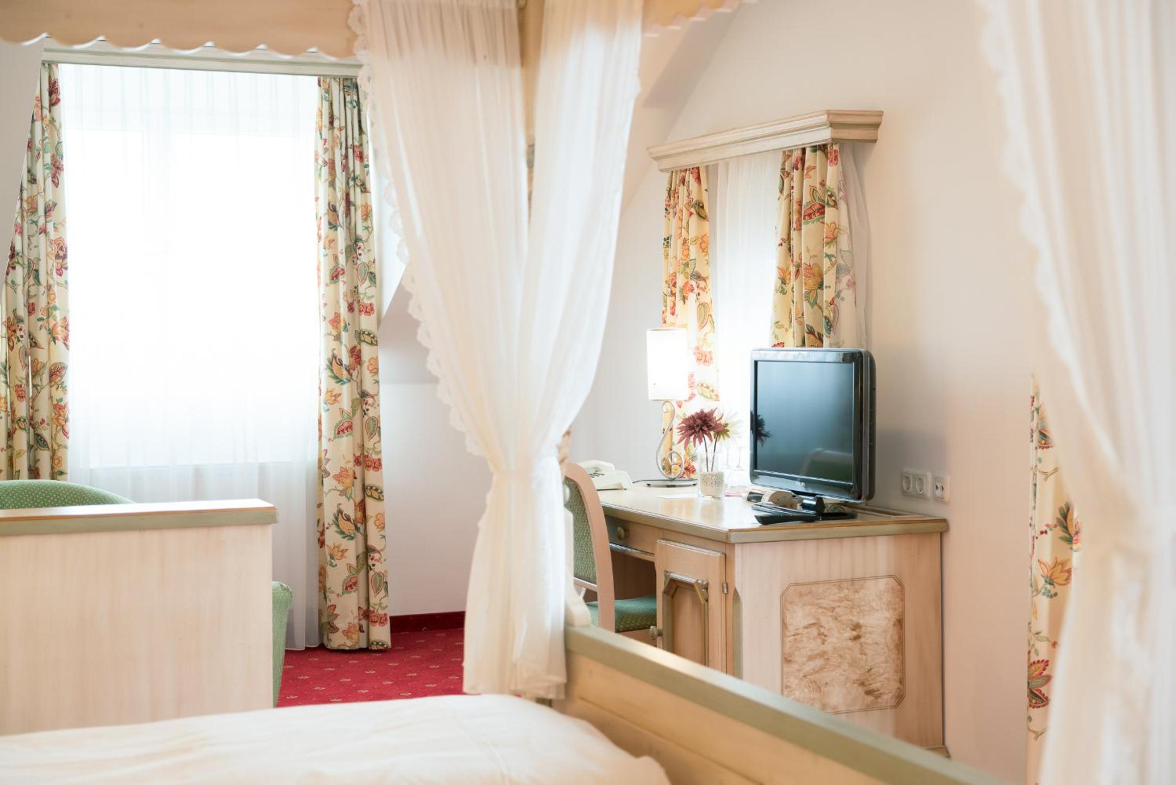 Suite with Balcony - Photo 2